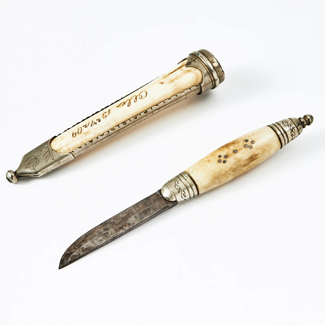 KNIV, renhorn och tenn, samisk, delvis graverad dekor, daterad 1909