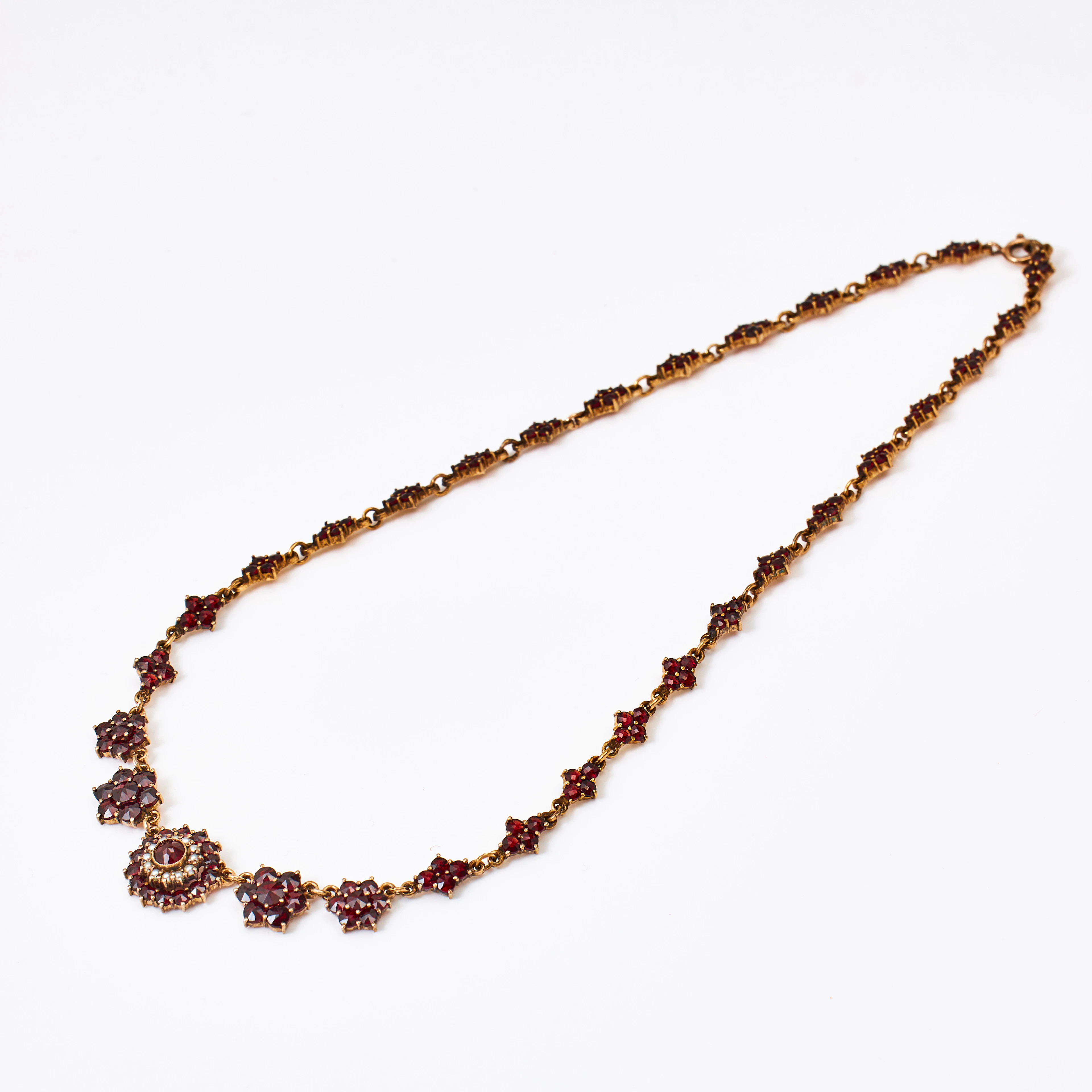 COLLIER, 1900-talets första hälft, förgyllt, fasslipade granater samt