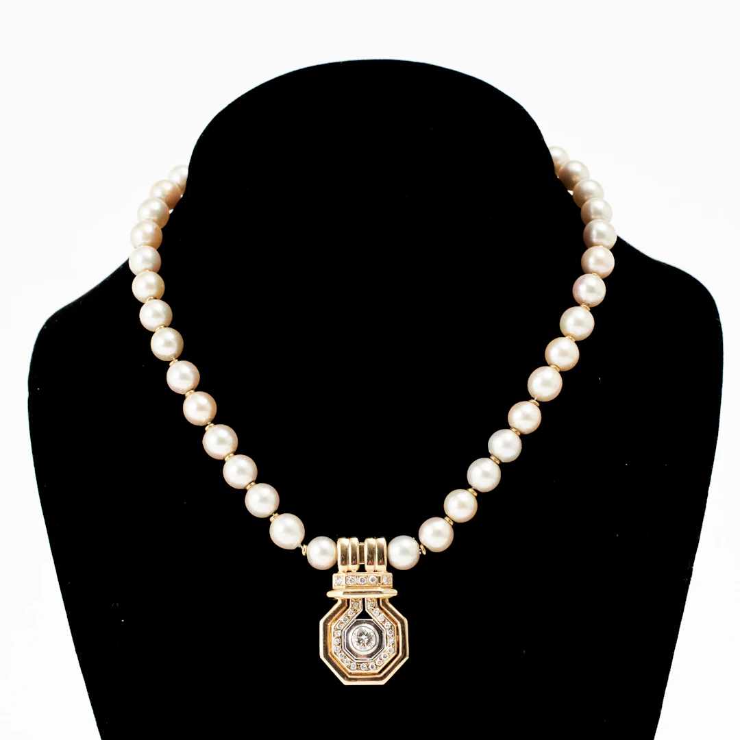 COLLIER, odlade saltvattenspärlor ca 7,5-7,7 mm, mittparti, 14 k röd/vitguld