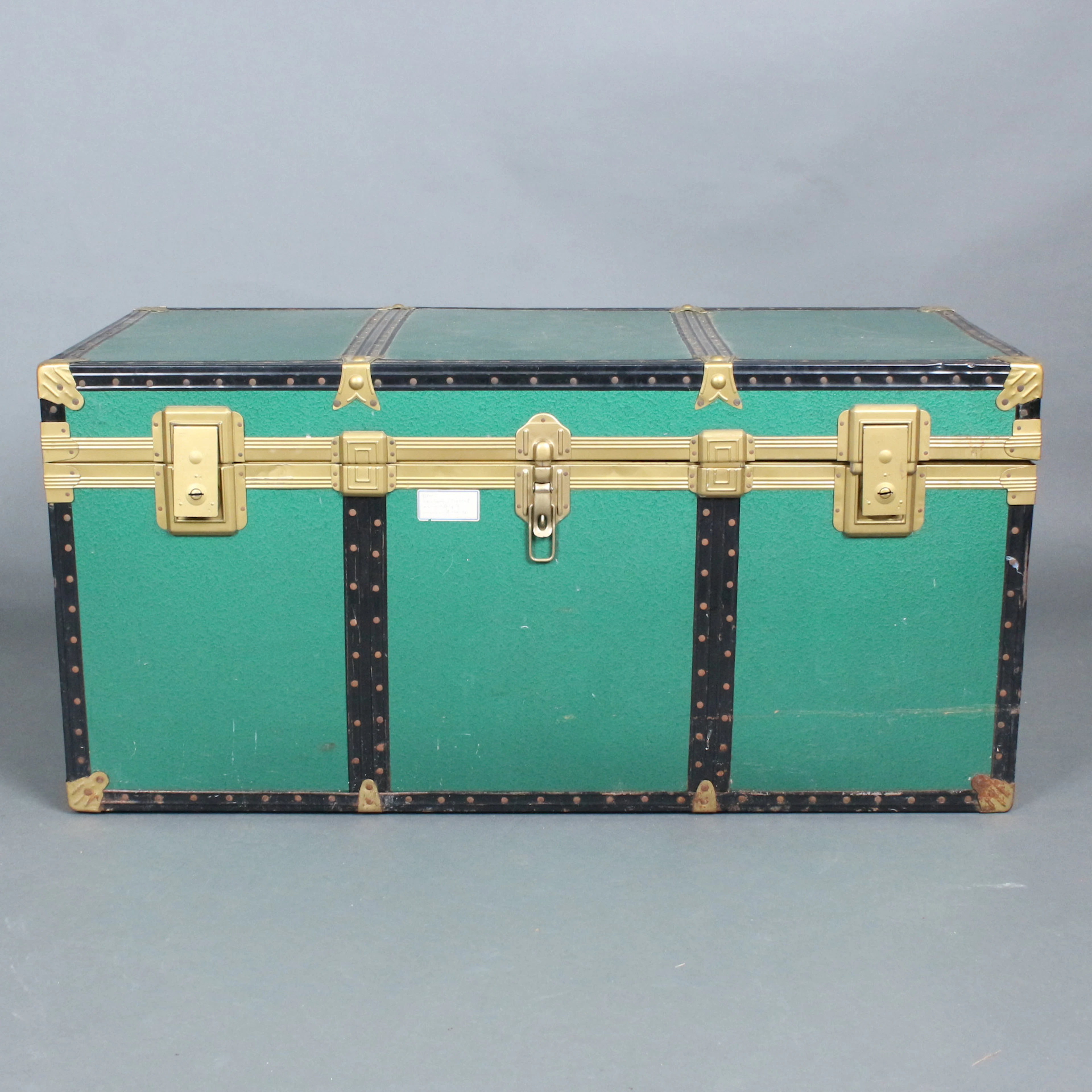 Vintage Truhe mit goldfarbenen Metallbeschläge.