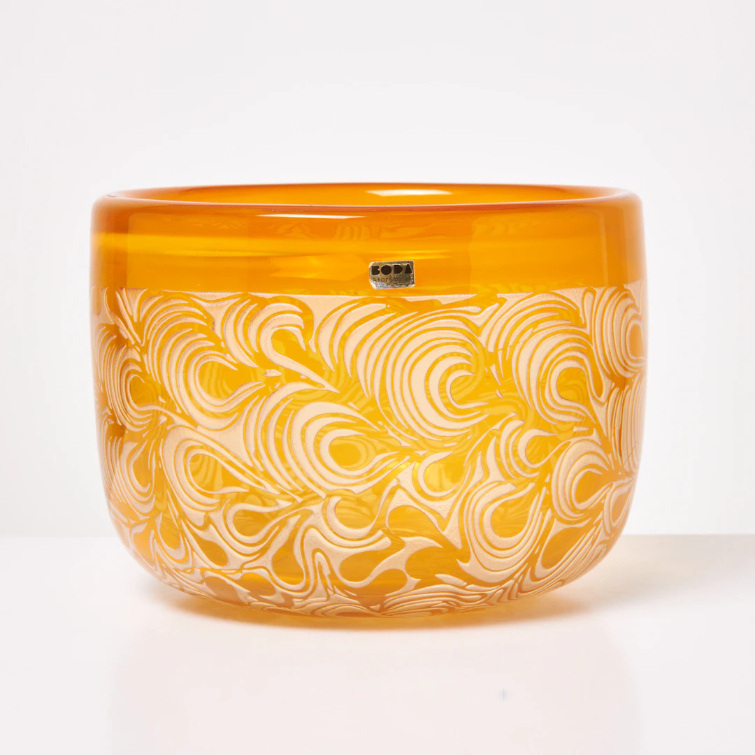BERTIL VALLIEN. SKÅL, 1960/70-tal, bärnstensfärgat överfångsglas med