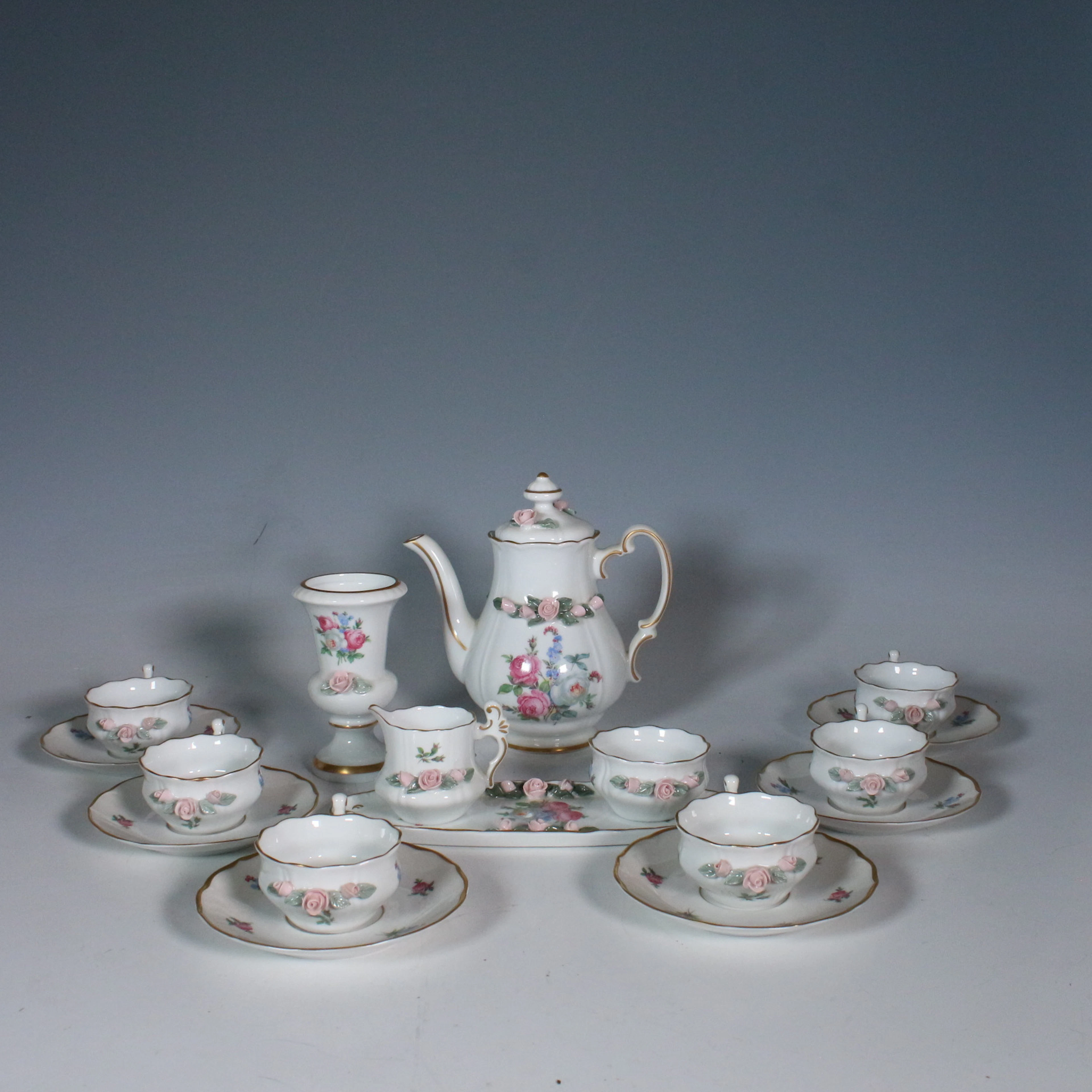GEROLD ANTIK WEISS. 17-teiliges Teeservice mit Blumendekor.