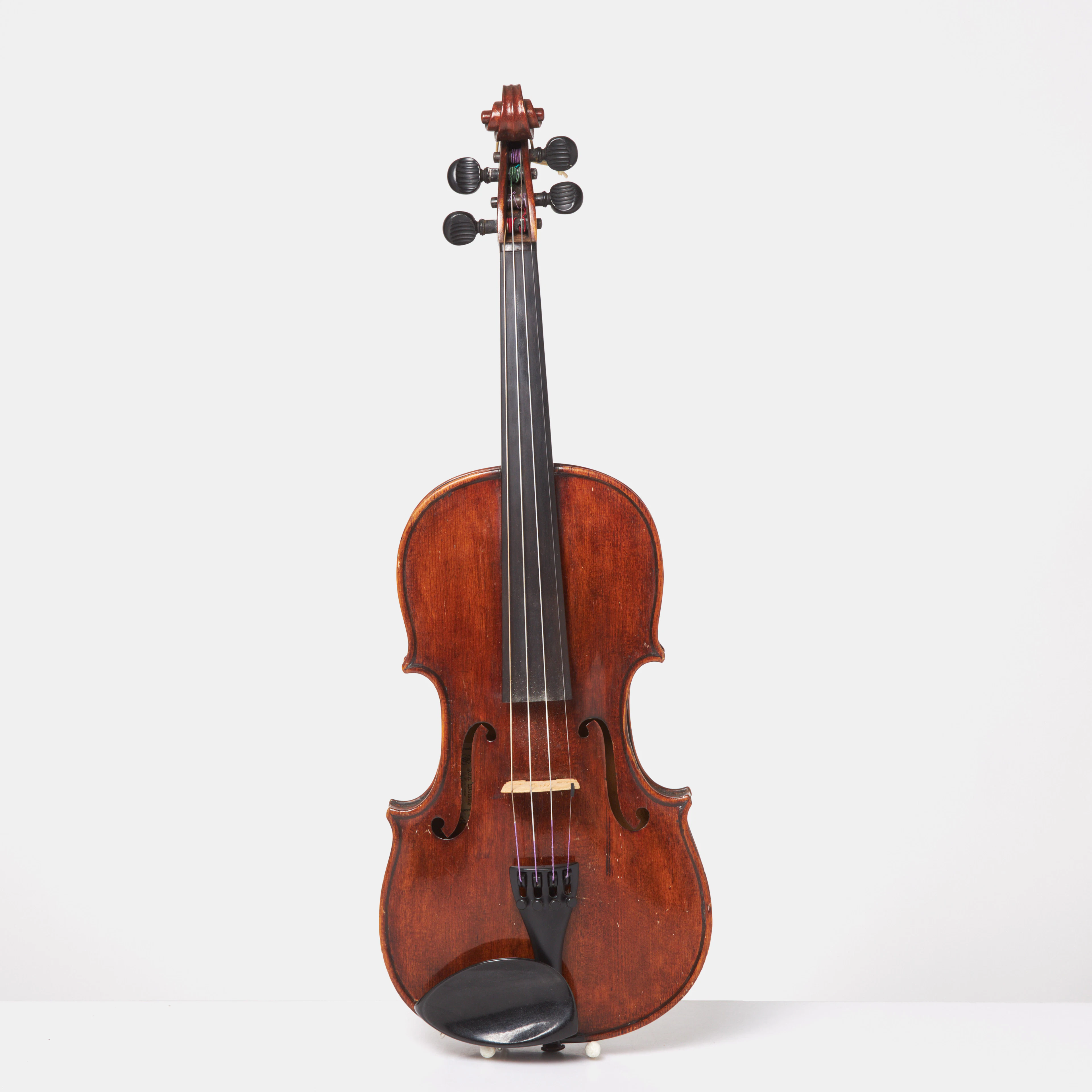 VIOLIN. 1800 talets slut, lock i gran, sidor bakstycke lönn, greppbräda
