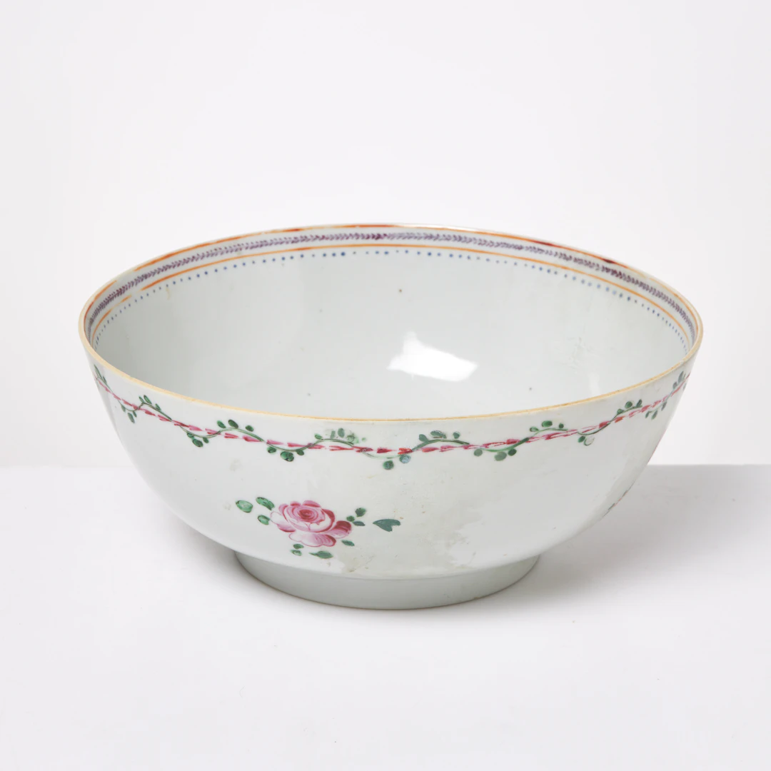 BÅLSKÅL. Porslin, emaljdekor, pioner, Qianlong.