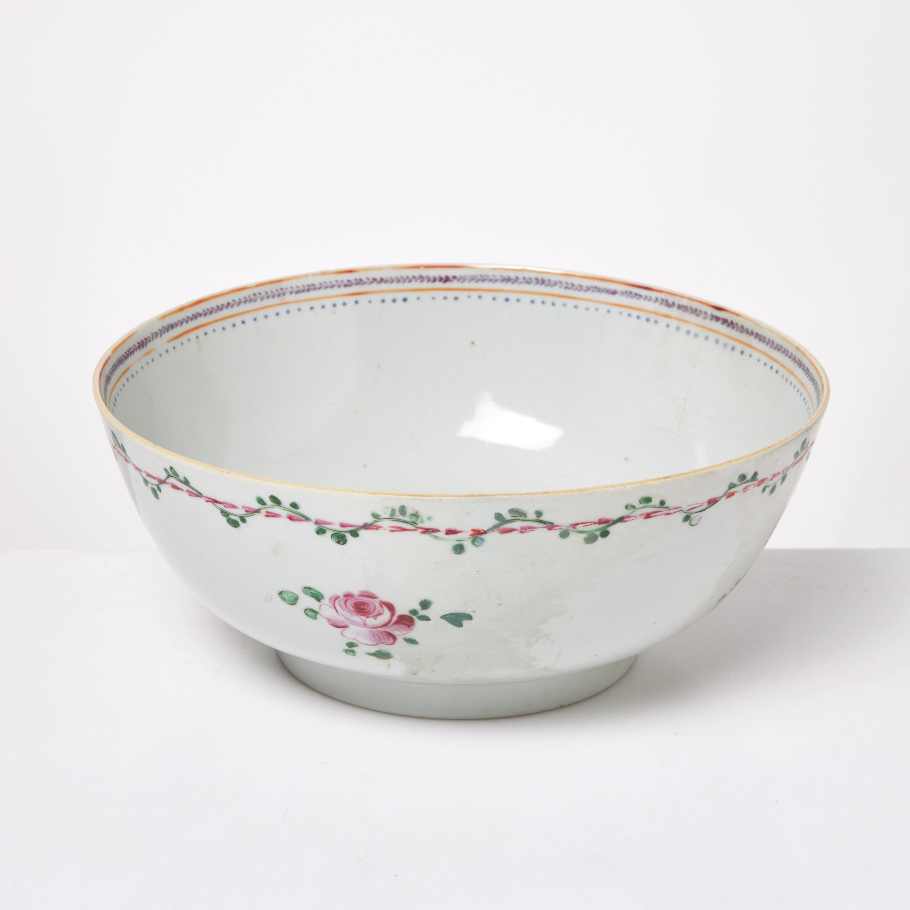 BÅLSKÅL. Porslin, emaljdekor, pioner, Qianlong.
