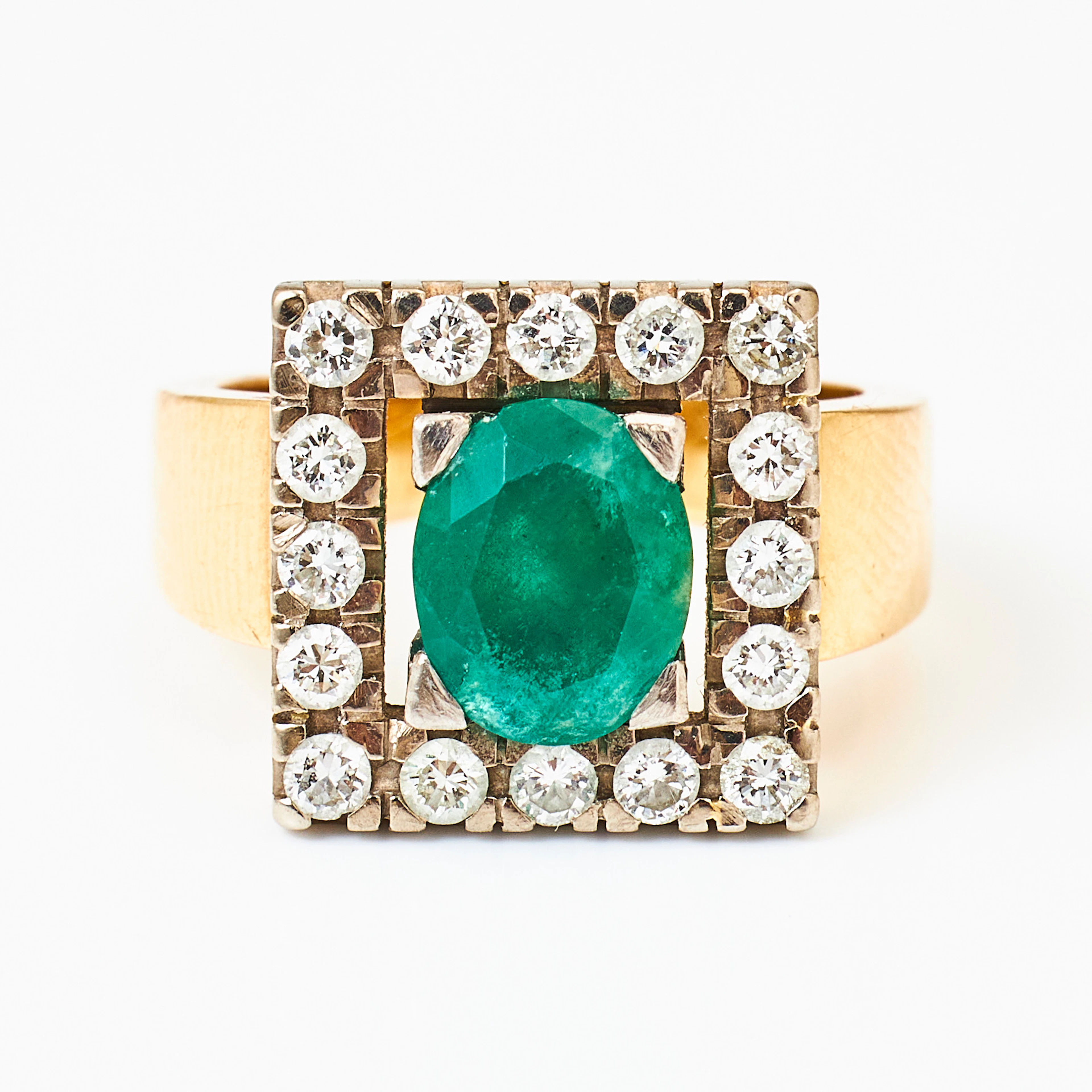 RING, 18 k guld, oval fasettslipad smaragd, 16 briljanter totalt 0,64