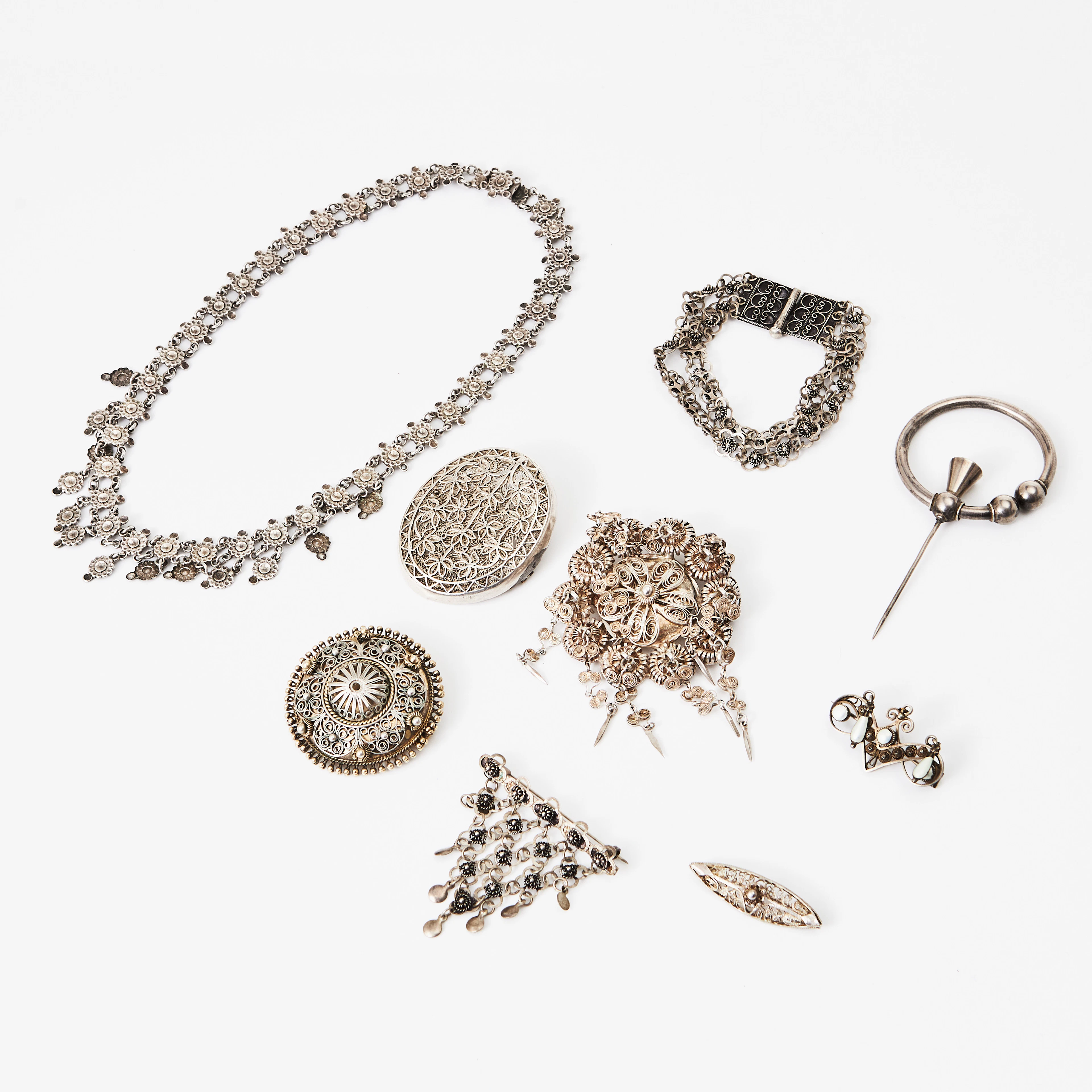 HALSBAND, ARMBAND, BROSCHER, 6 st., FIBULA, silver, bl a allmoge och