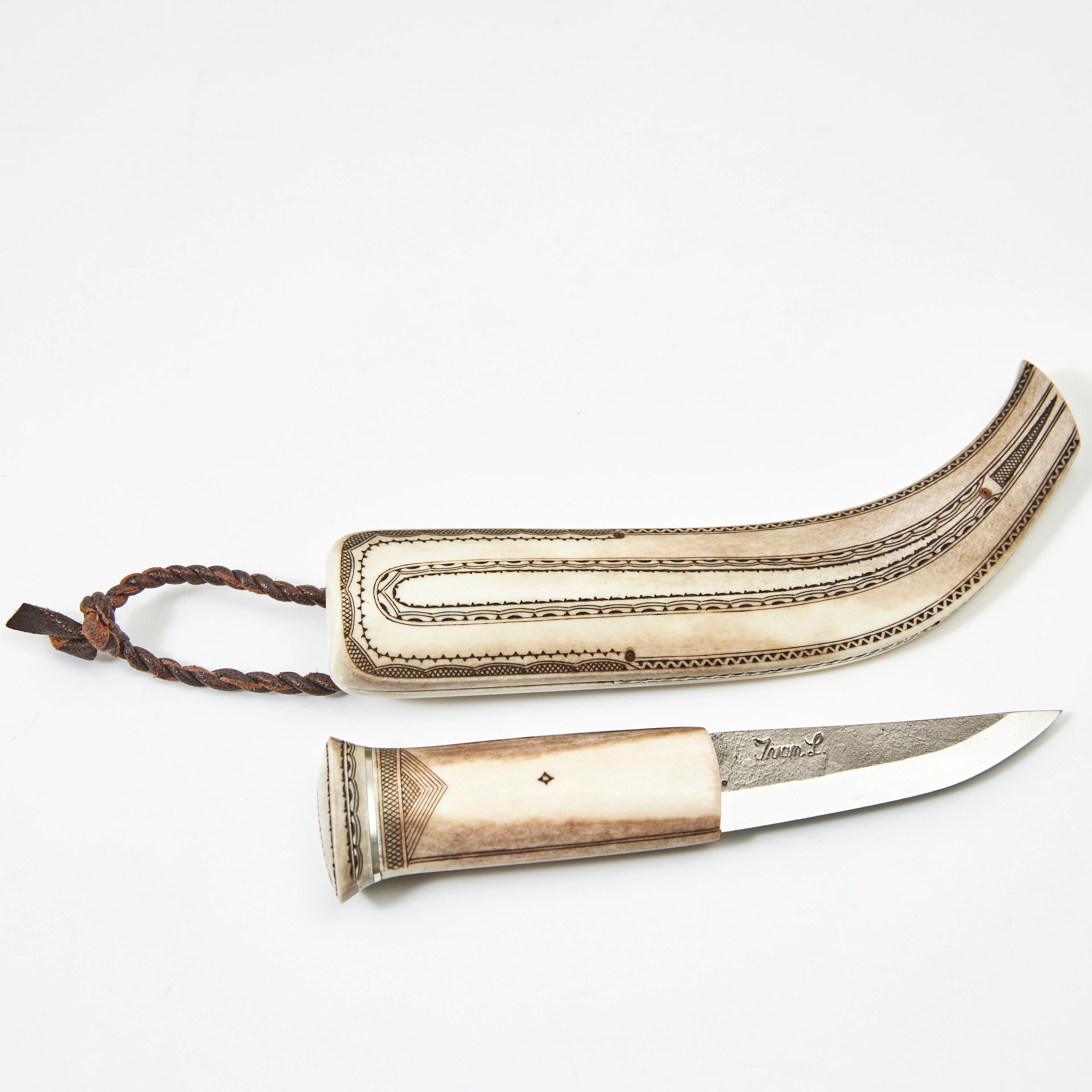 PER-ERIK NILSSON (FÖDD 1946). Kniv, helhorn, skaft och slida av renhorn