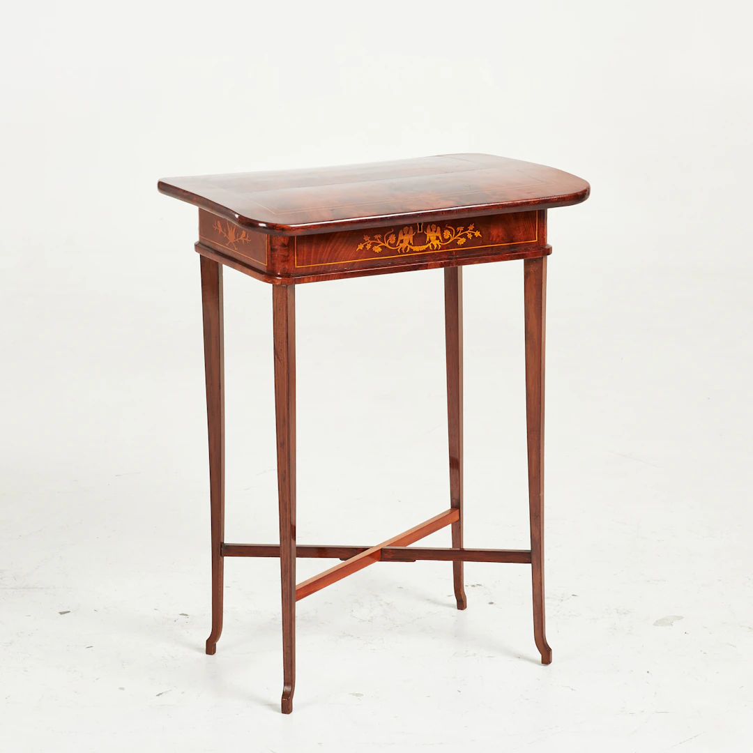 SYBORD. 1800-talets första delar, mahogny, intarsia, kvadratiska avsmalnade