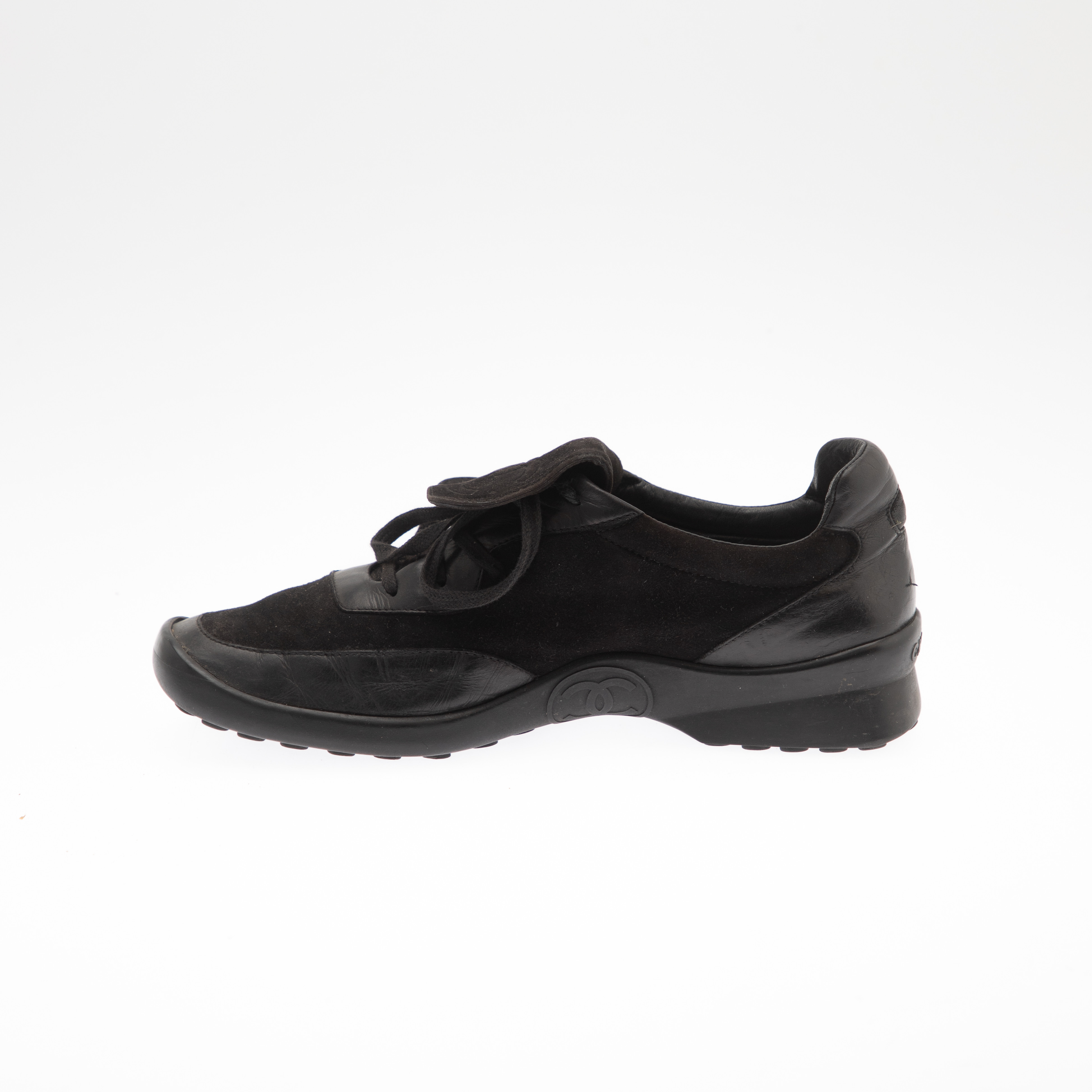 CHANEL. Sneakers, Wildleder und Leder in schwarz.