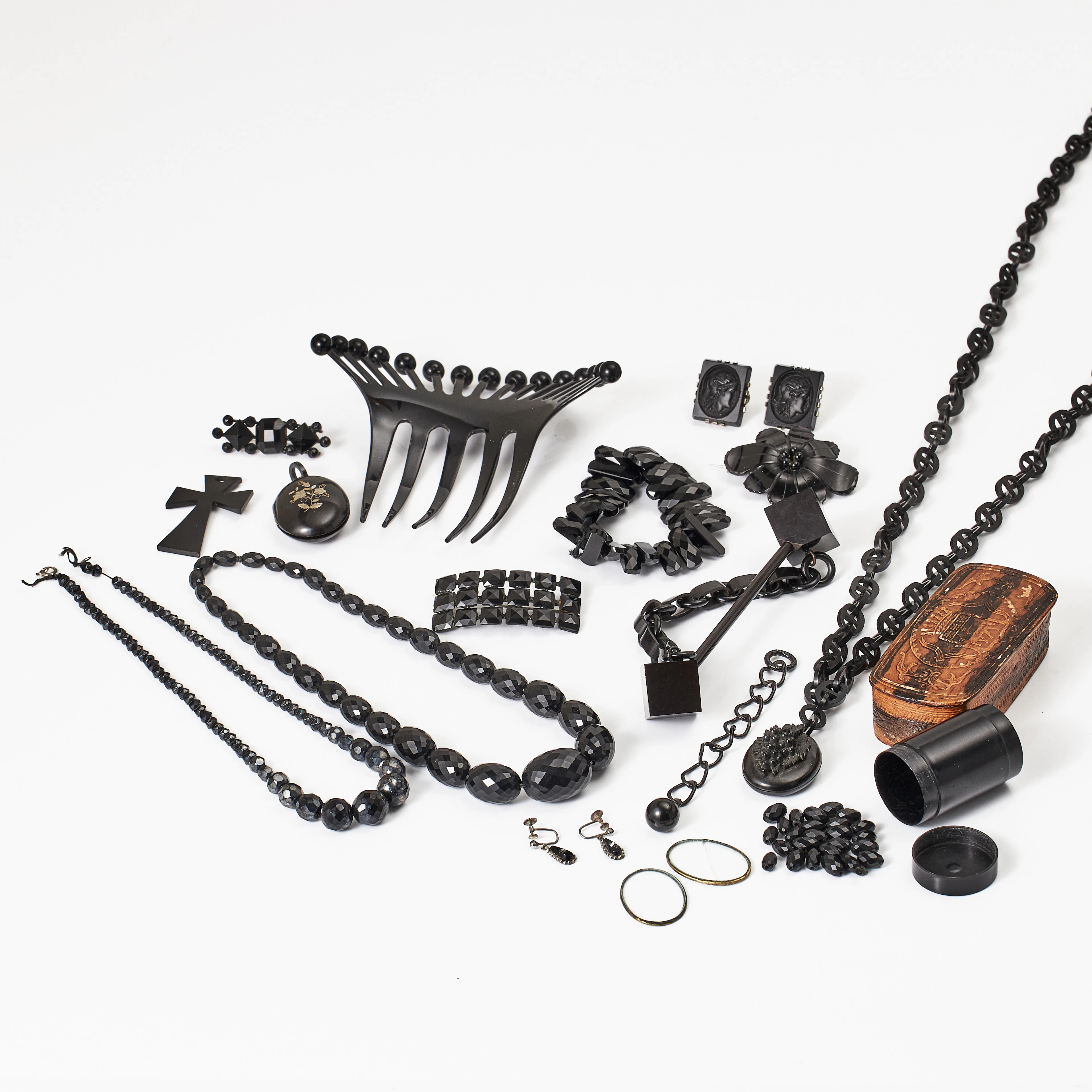 HÅRKAM, ÖRHÄNGEN, 1 par, med slipat stål, BROSCHER, 2 st., HALSBAND