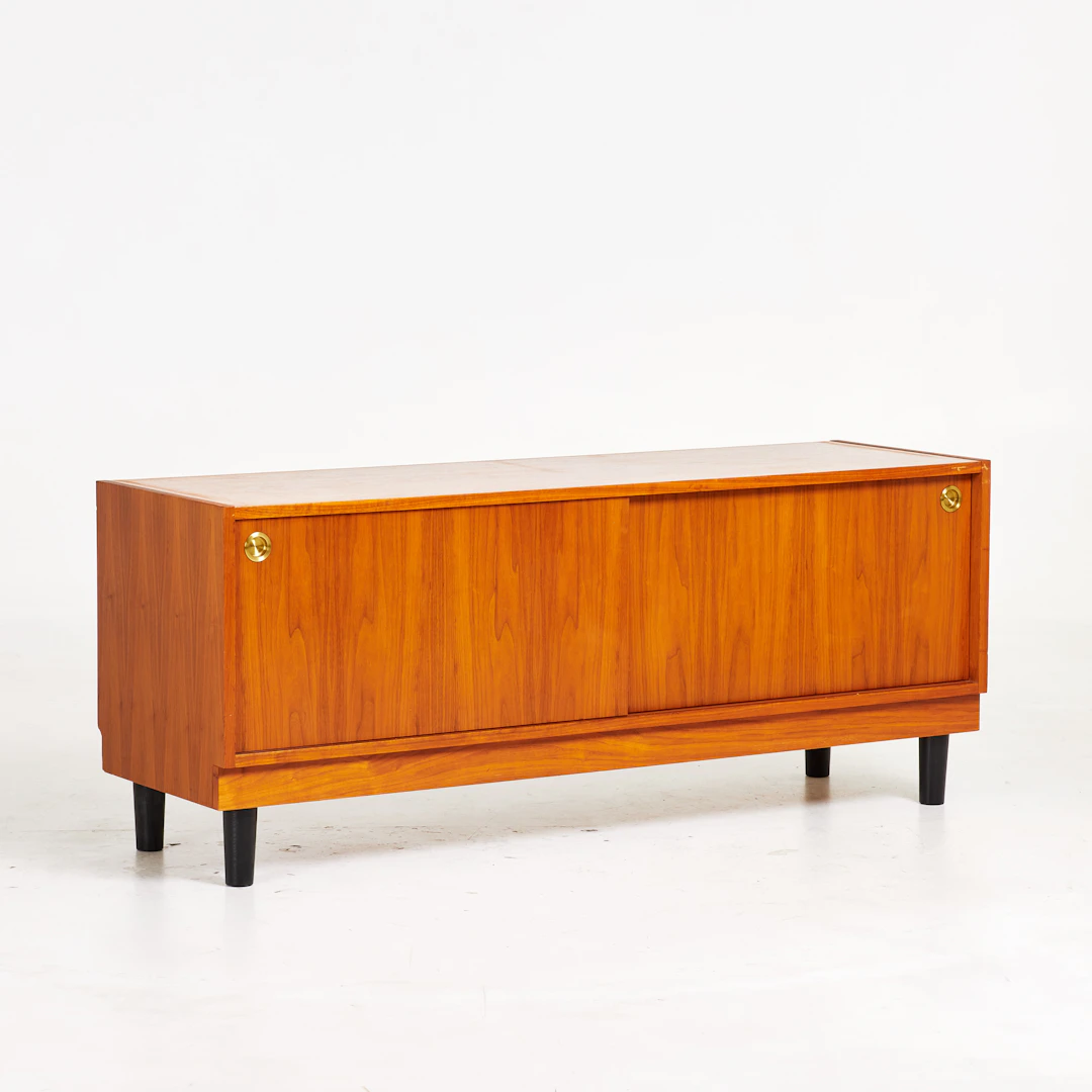 SIDEBOARD. Fanérat i teak, skjutdörrar, bemålade ben i trä, 1950/60-tal.
