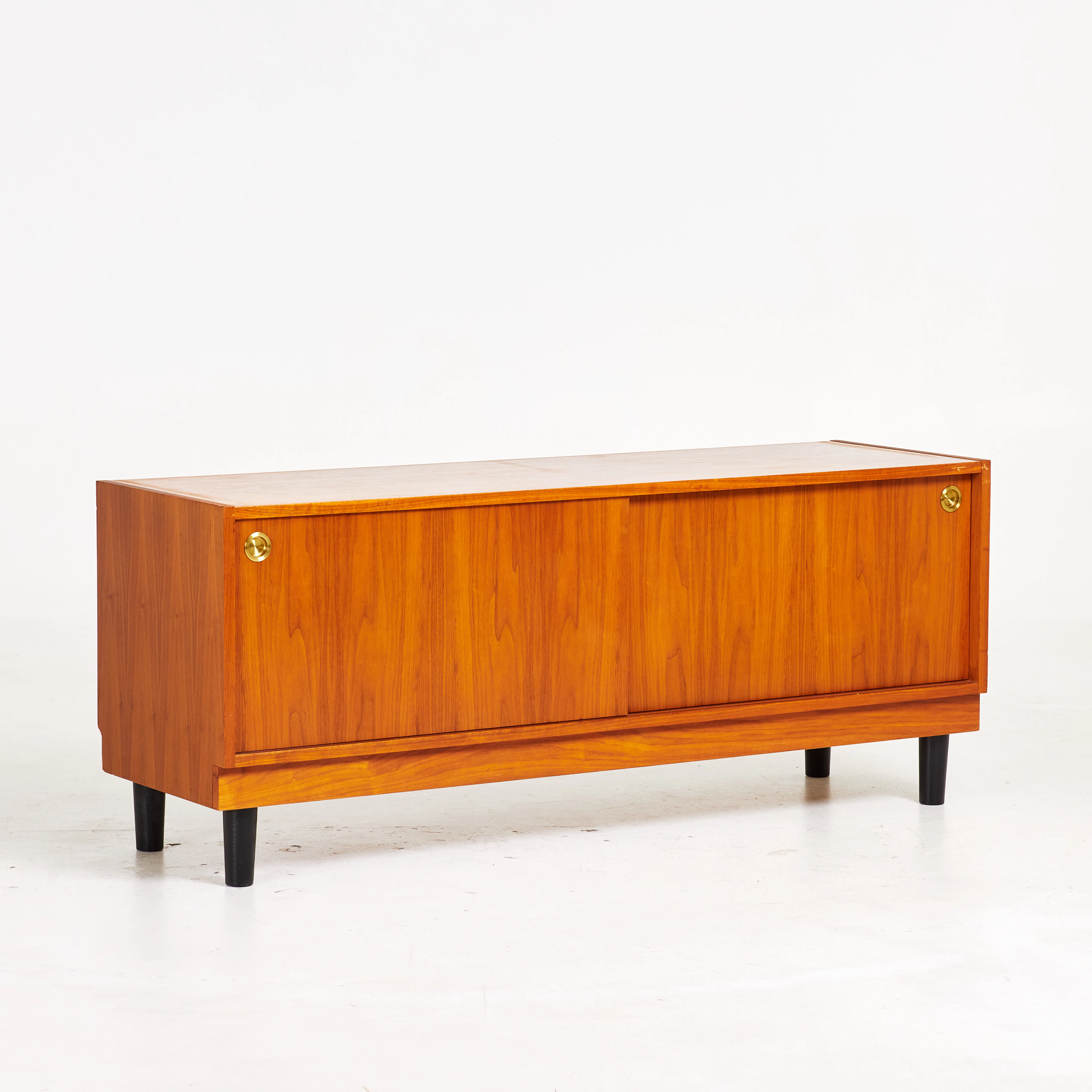 SIDEBOARD. Fanérat i teak, skjutdörrar, bemålade ben i trä, 1950/60-tal.