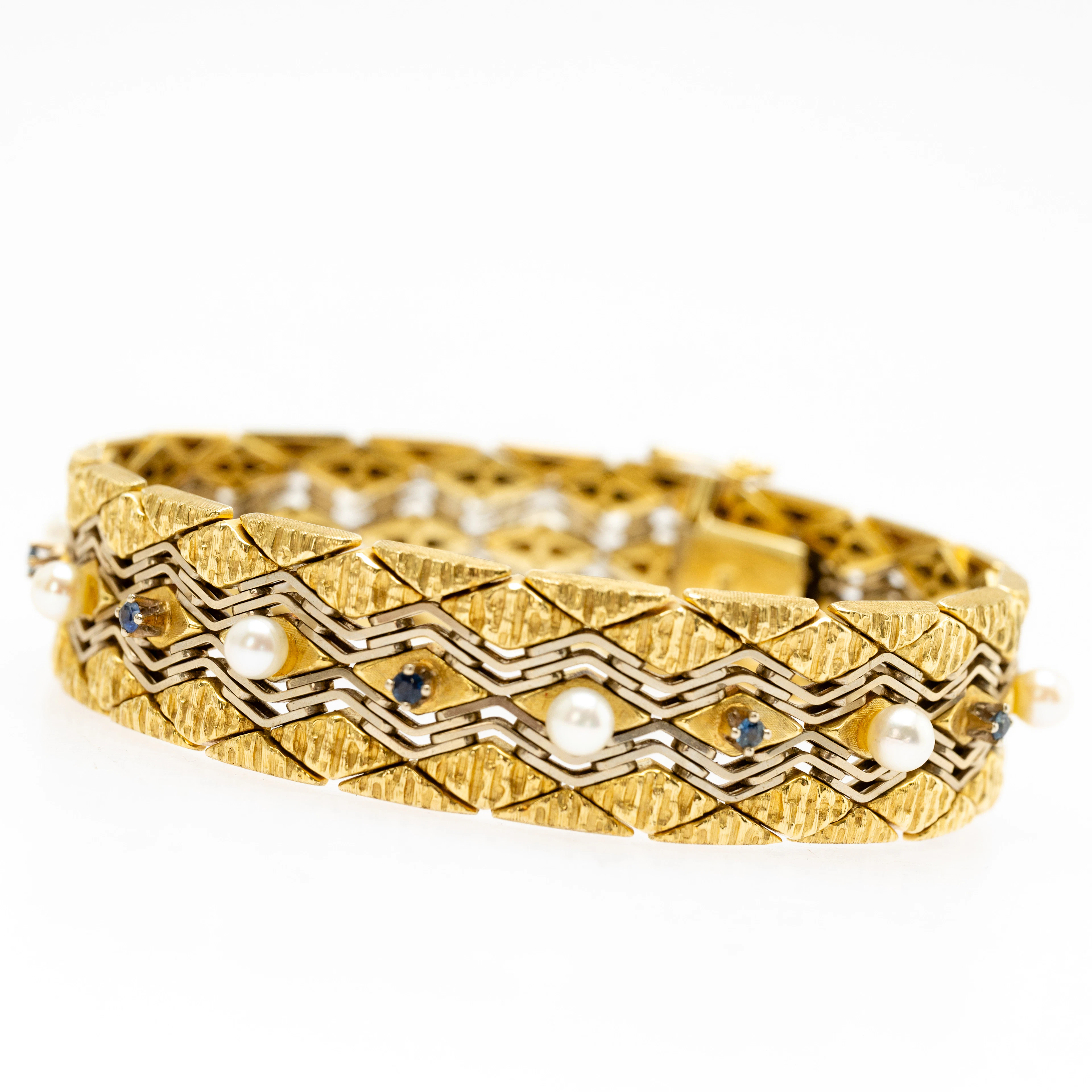 Gold Armband mit Perlen und Saphiren.