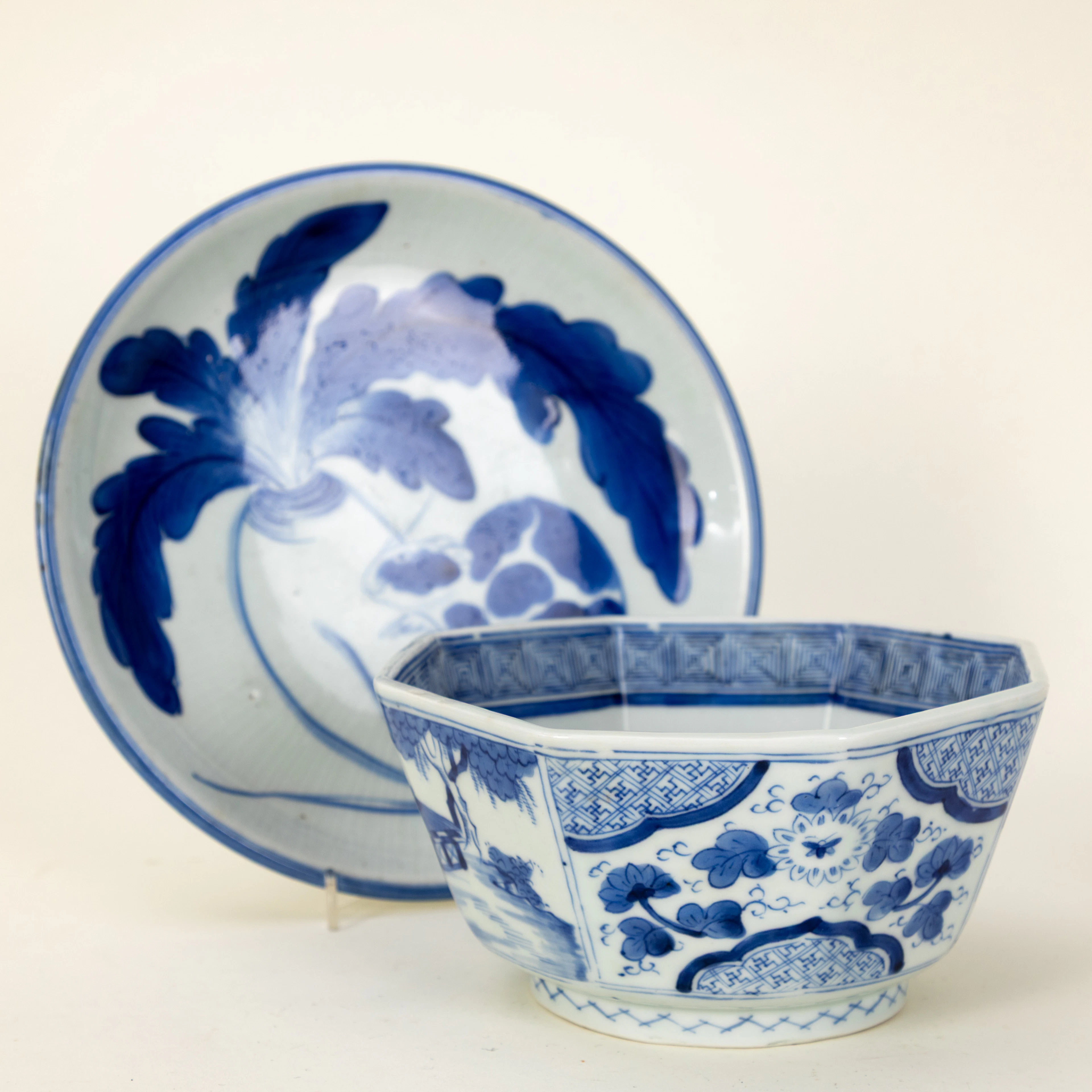 Ein Teller und eine Schale, blau-weiß, Japan, 19. Jh. bis frühes 20. Jh. (2).