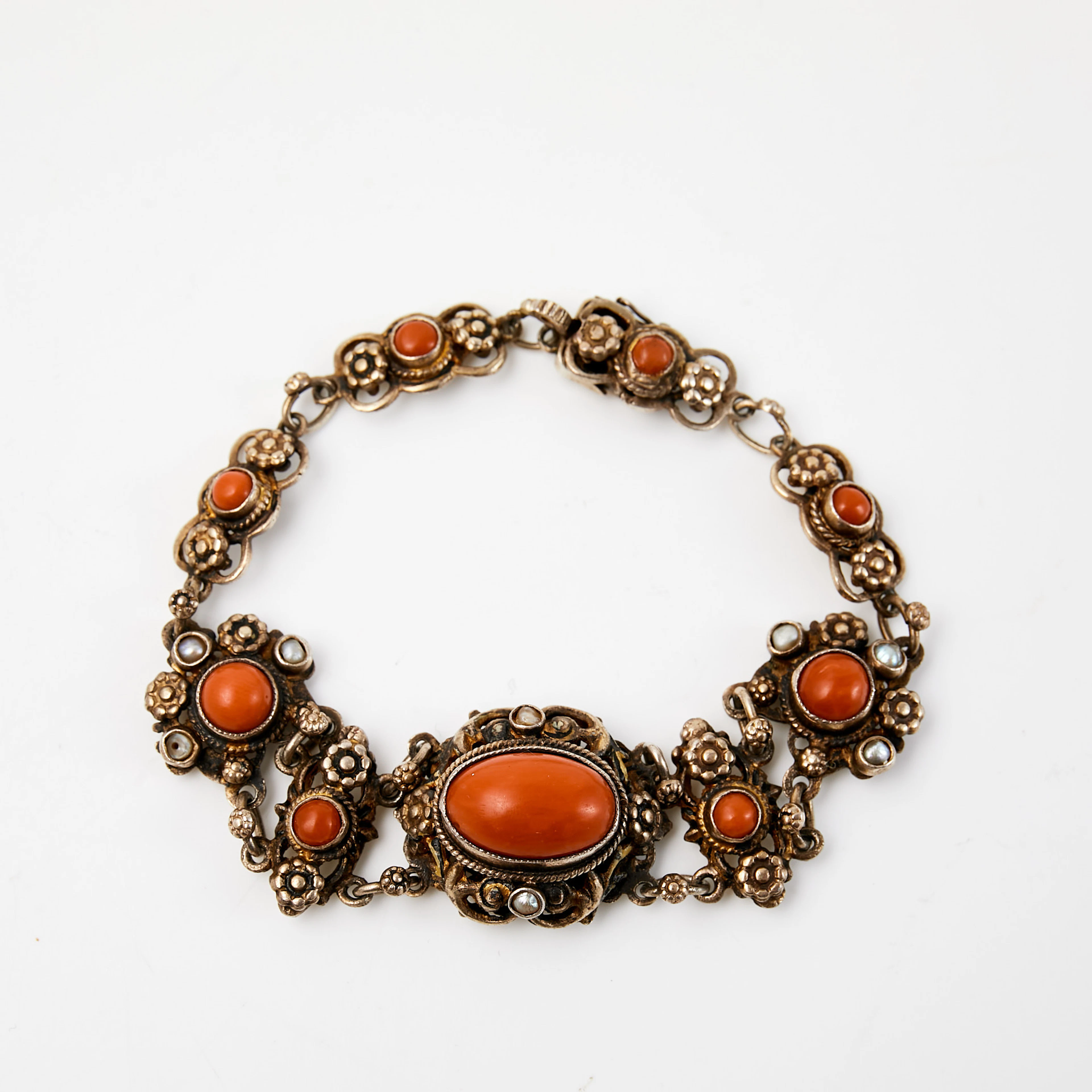 ARMBAND, silver, cabochonslipade koraller, orientaliska pärlor, dekor