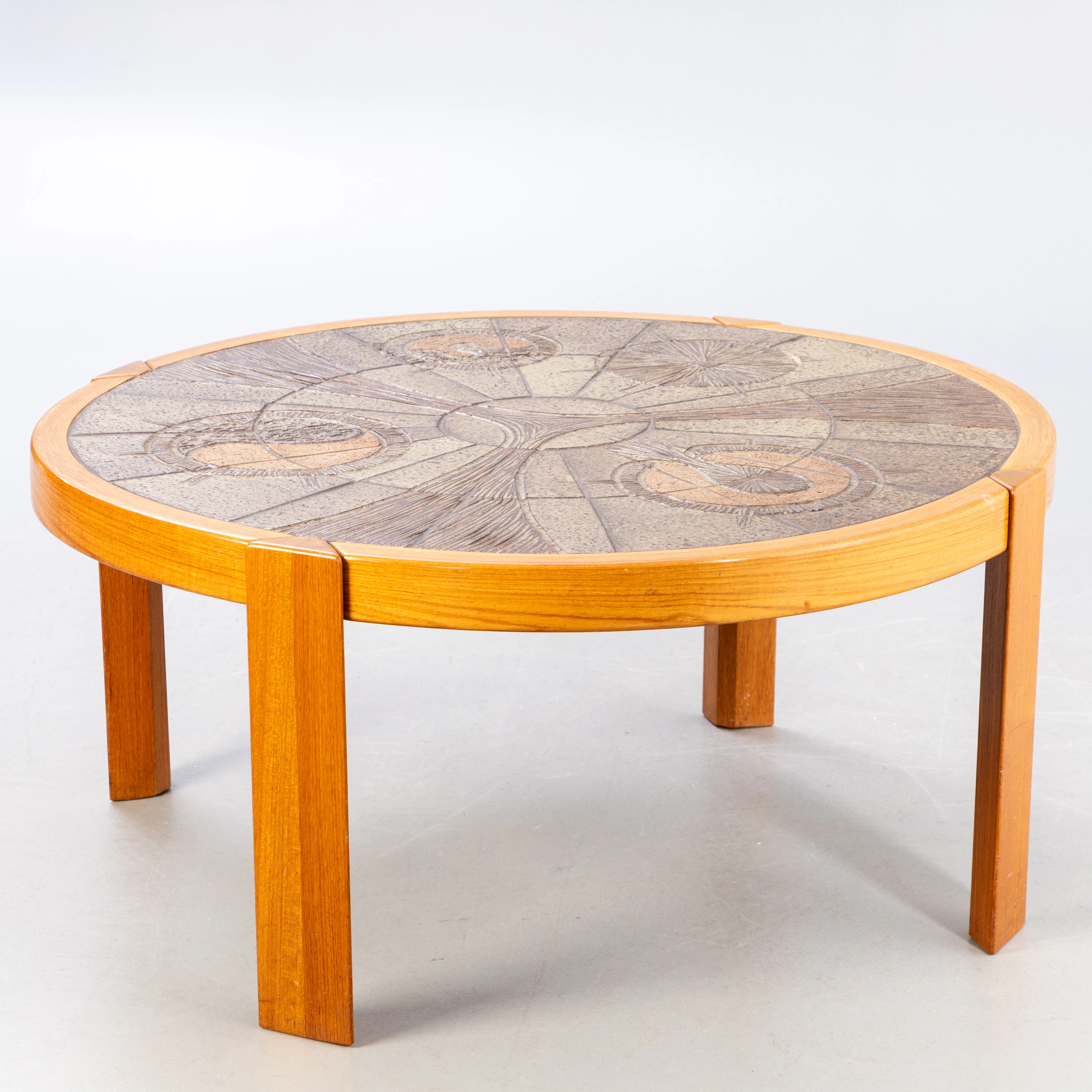 Großer, runder Sofatisch mit Keramikplatte, signiert. Dänemark, 1960/1970er