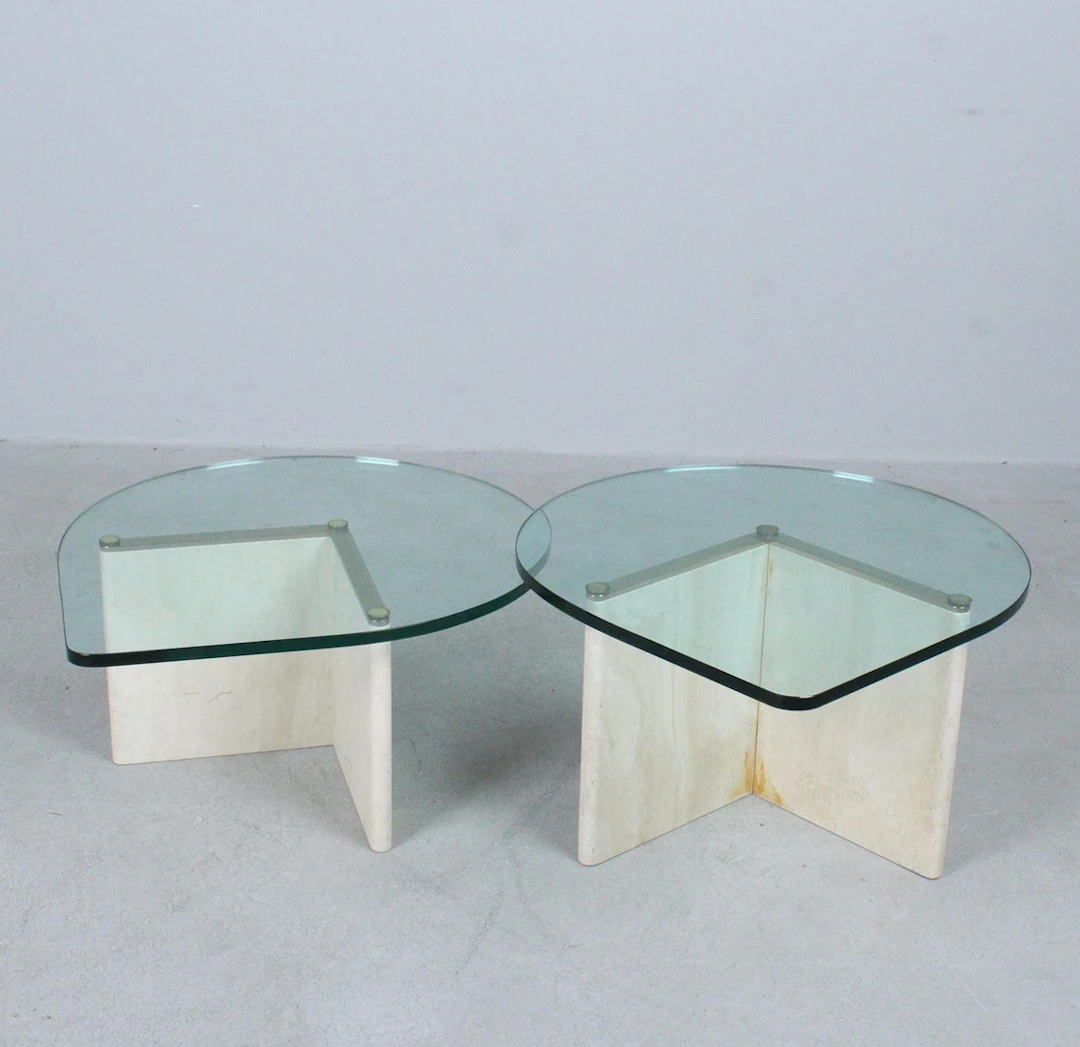 Zwei Couchtische / Coffeetable aus Travertin und Glas, Italien, 1980er Jahre.
