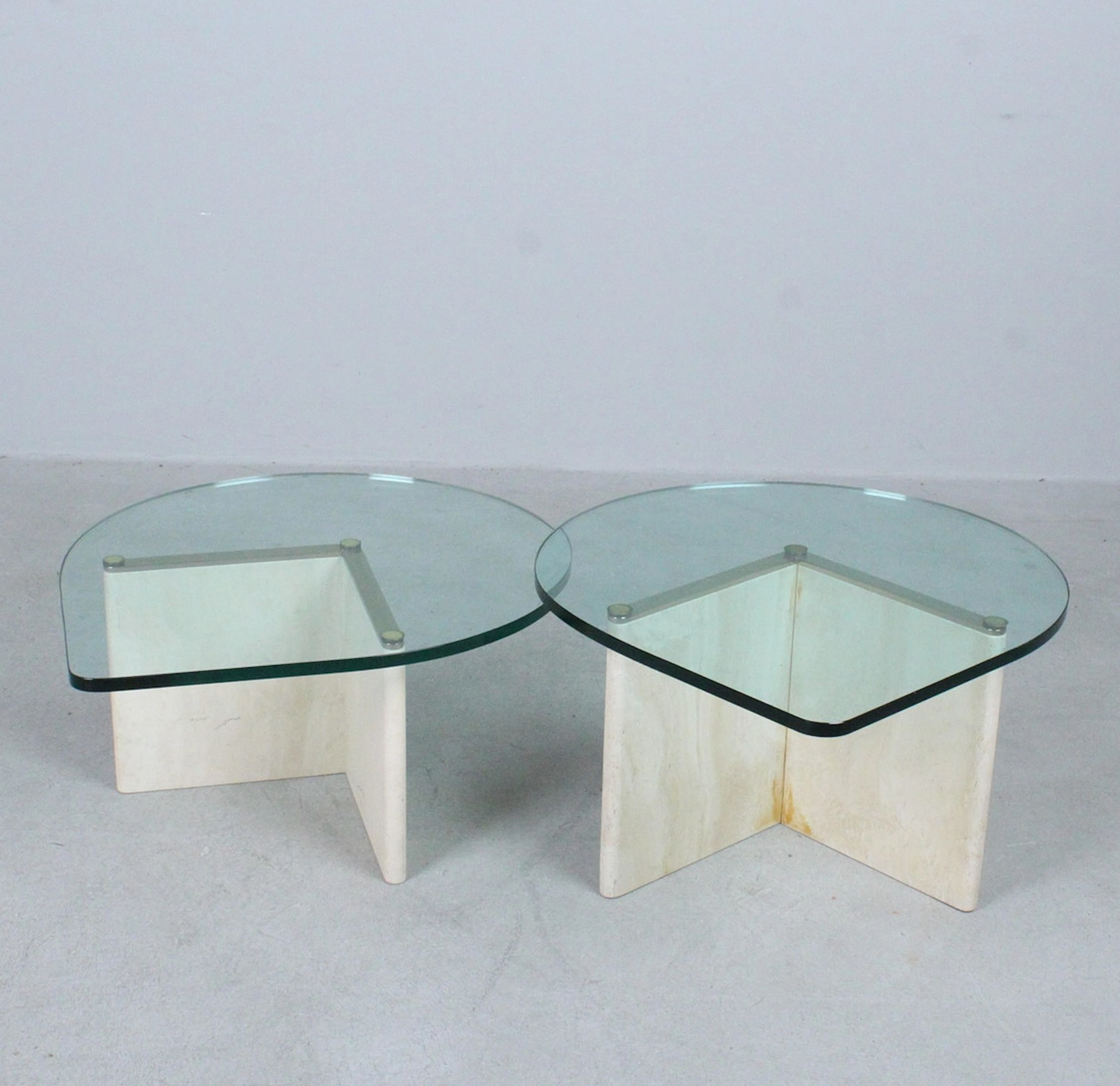 Zwei Couchtische / Coffeetable aus Travertin und Glas, Italien, 1980er Jahre.