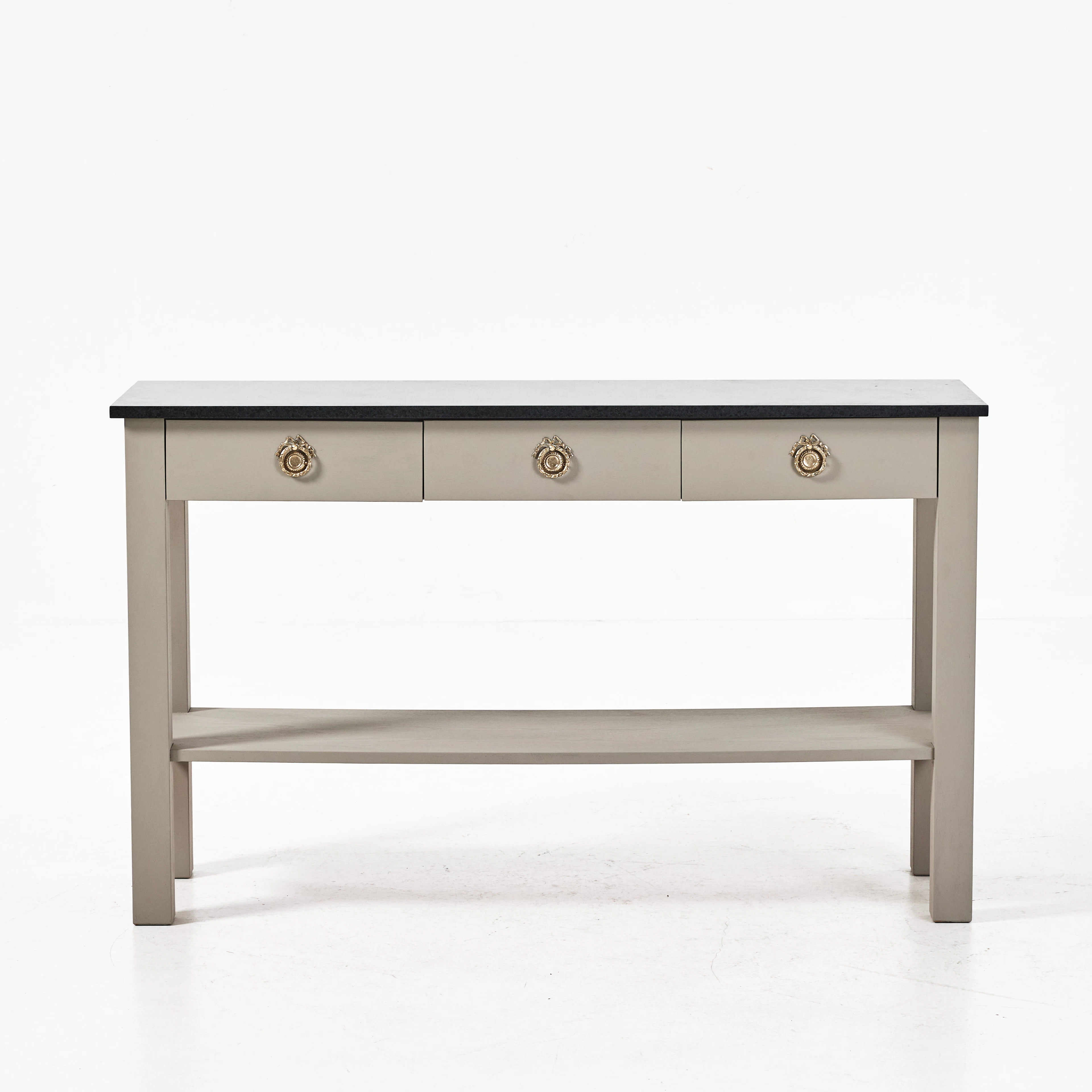 SIDEBOARD, gustaviansk stil, gråmålat, tre lådor med draghandtag i