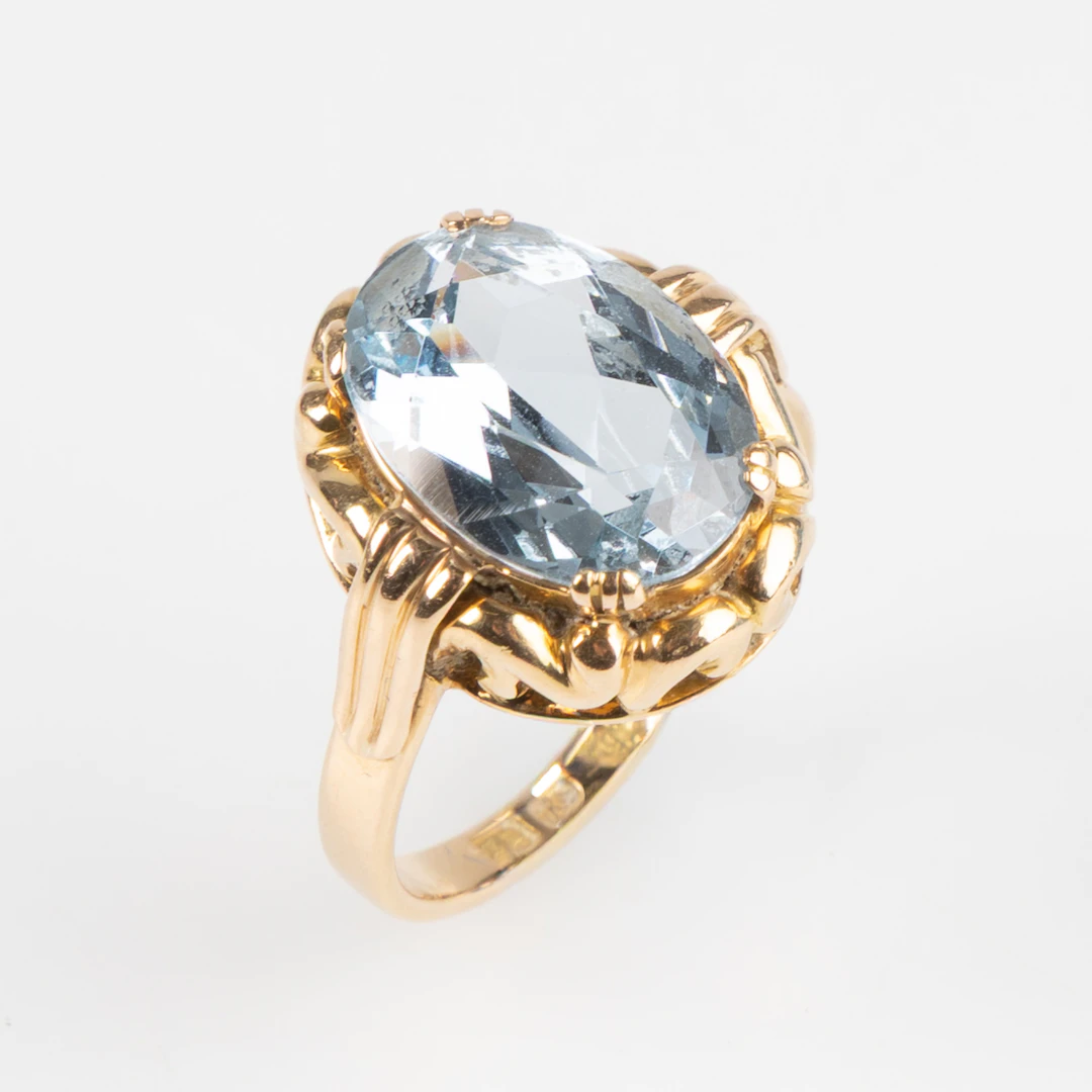RING, 18K guld med fasettslipad blån spinell, E Dahlström, Katrineholm, 1946.