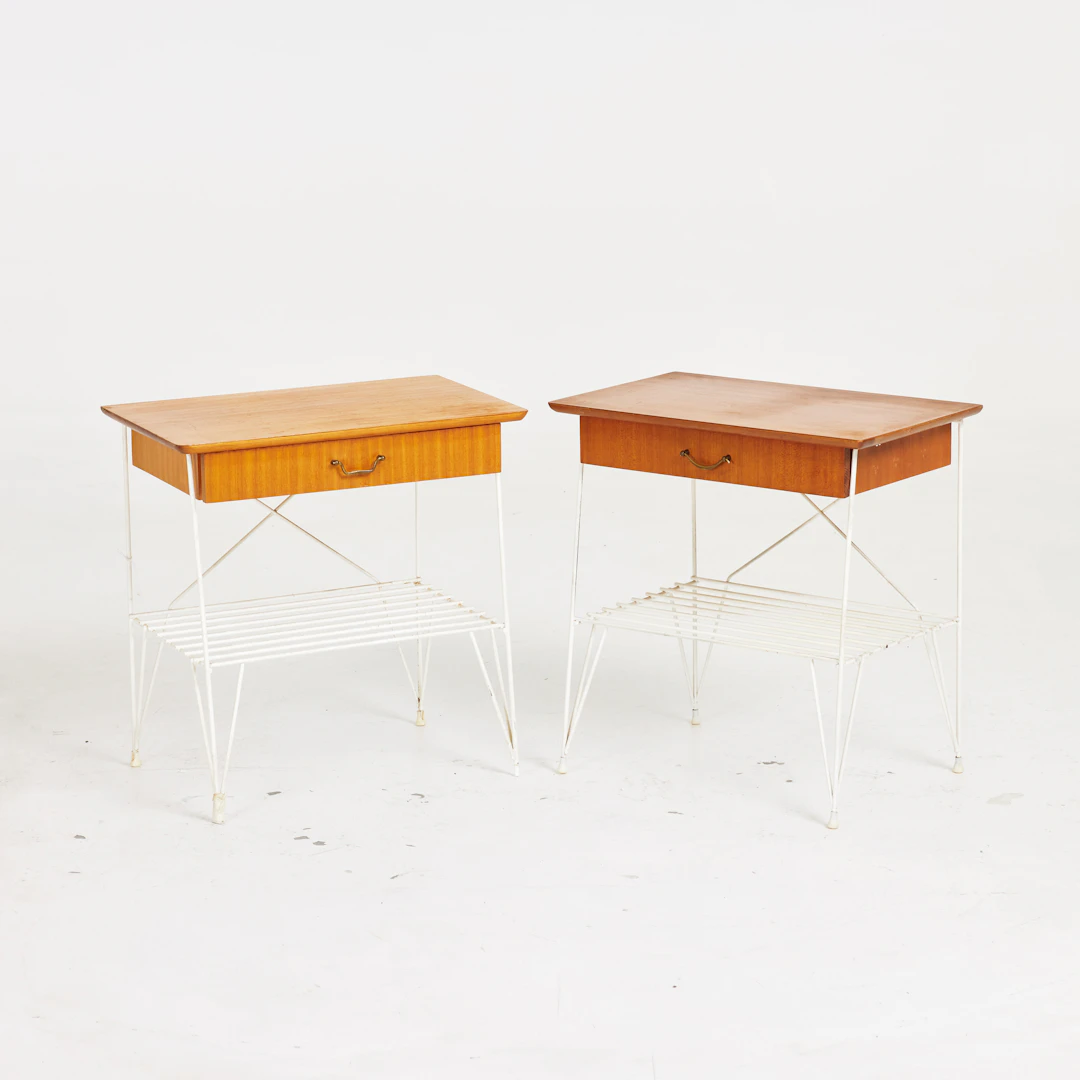SÄNGBORD. 1 par, teak, underrede och tidningashylla stringmodell