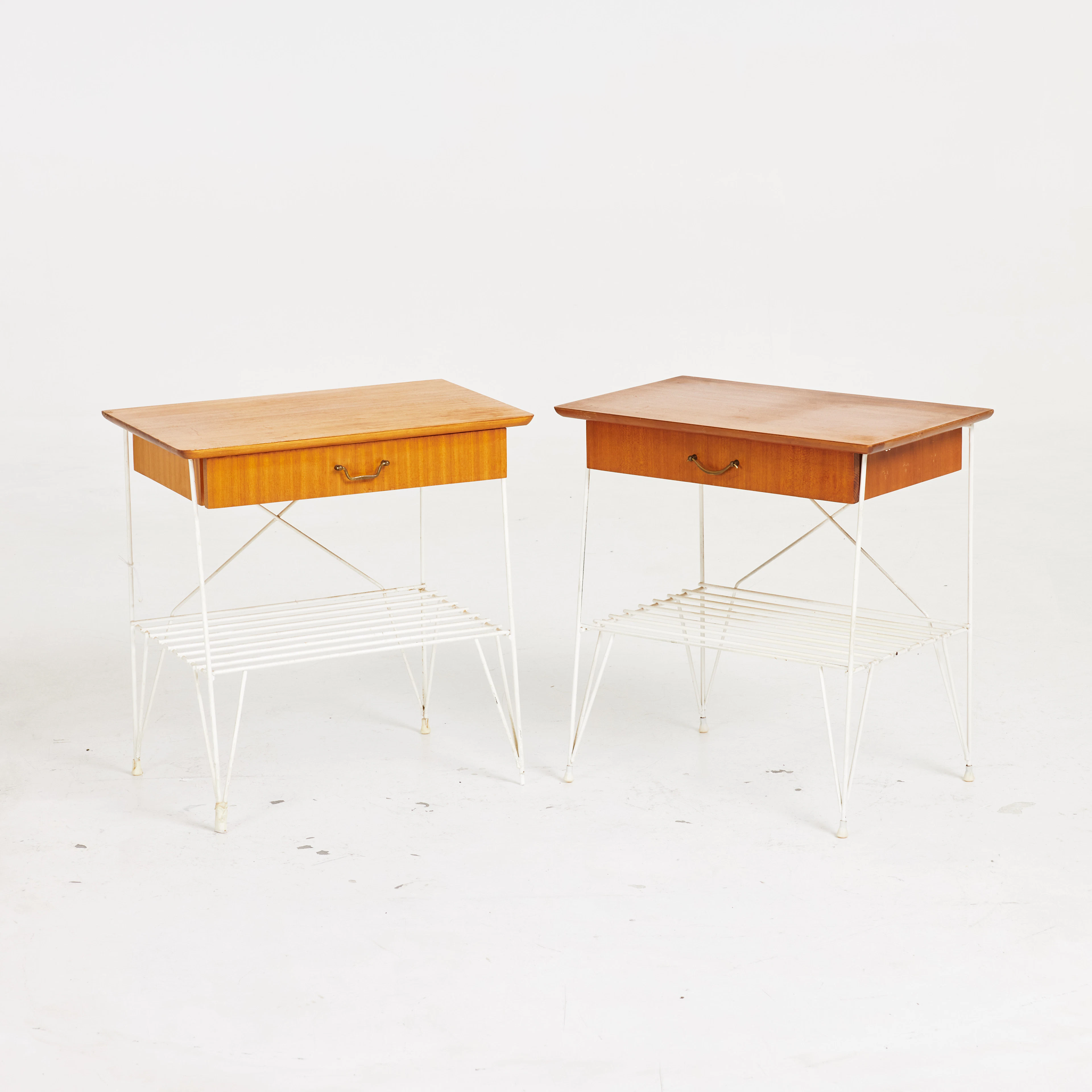 SÄNGBORD. 1 par, teak, underrede och tidningashylla stringmodell