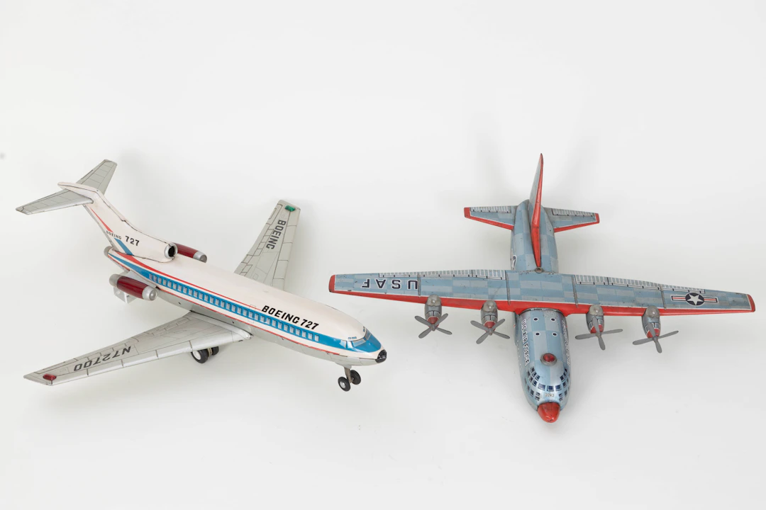 Zwei Blechflugzeuge: Lockheed hercules C 130 USAF 3243 und Boenig