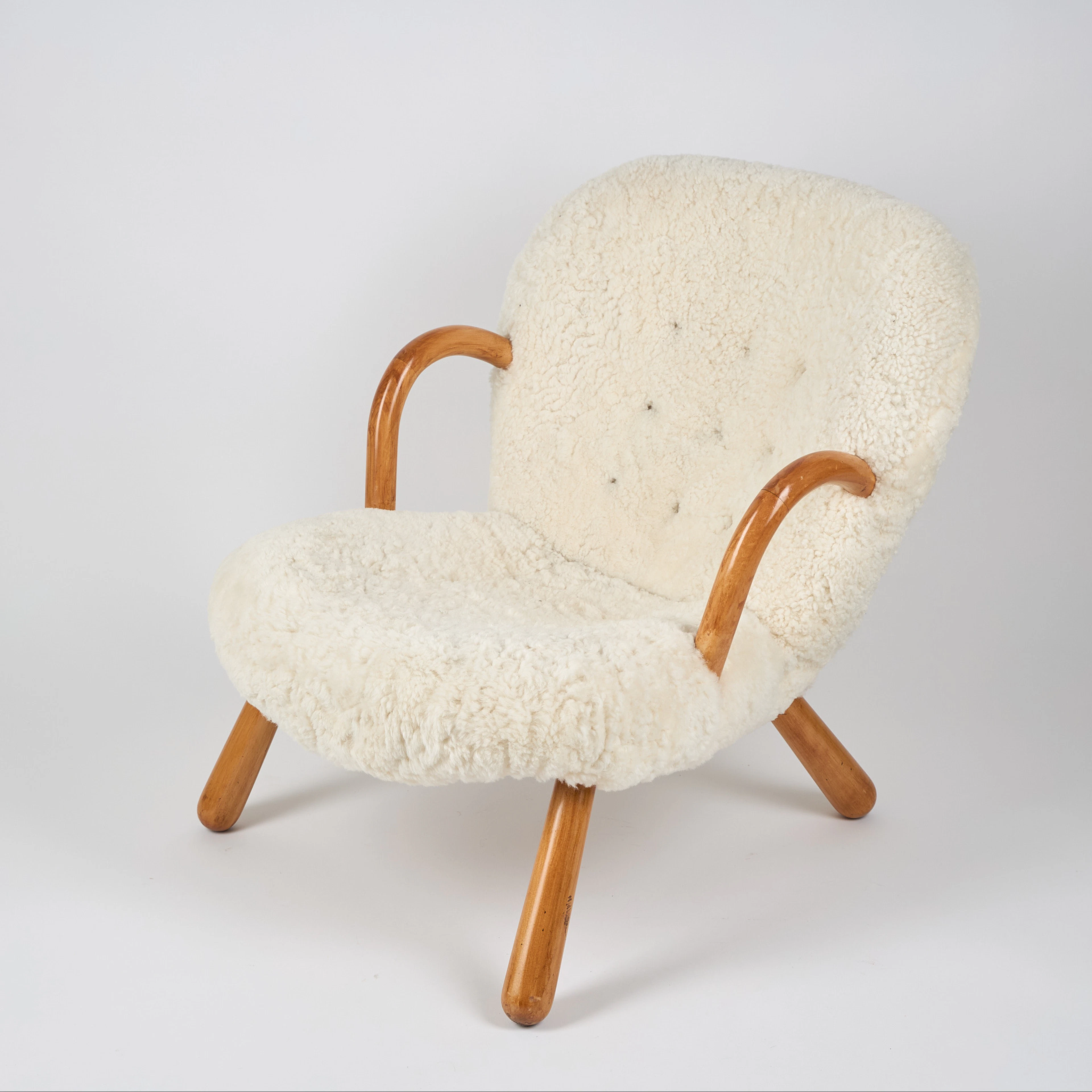 ARNOLD MADSEN. TILLSKRIVEN. Fåtölj. "Muslingestolen/Clam Chair". Formgiven