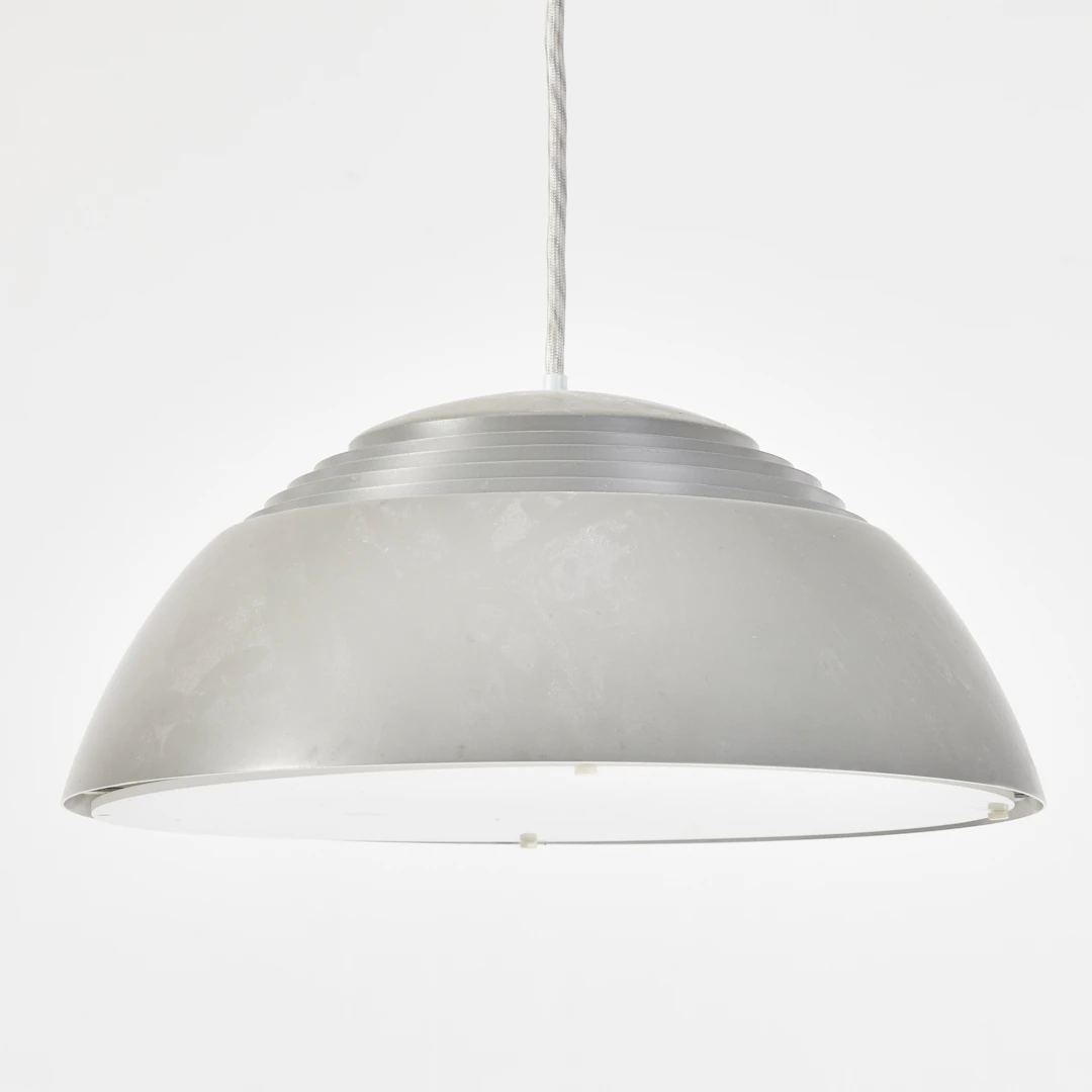 ARNE JACOBSEN. Taklampa, AJ-pendel, liten, Louis Poulsen.