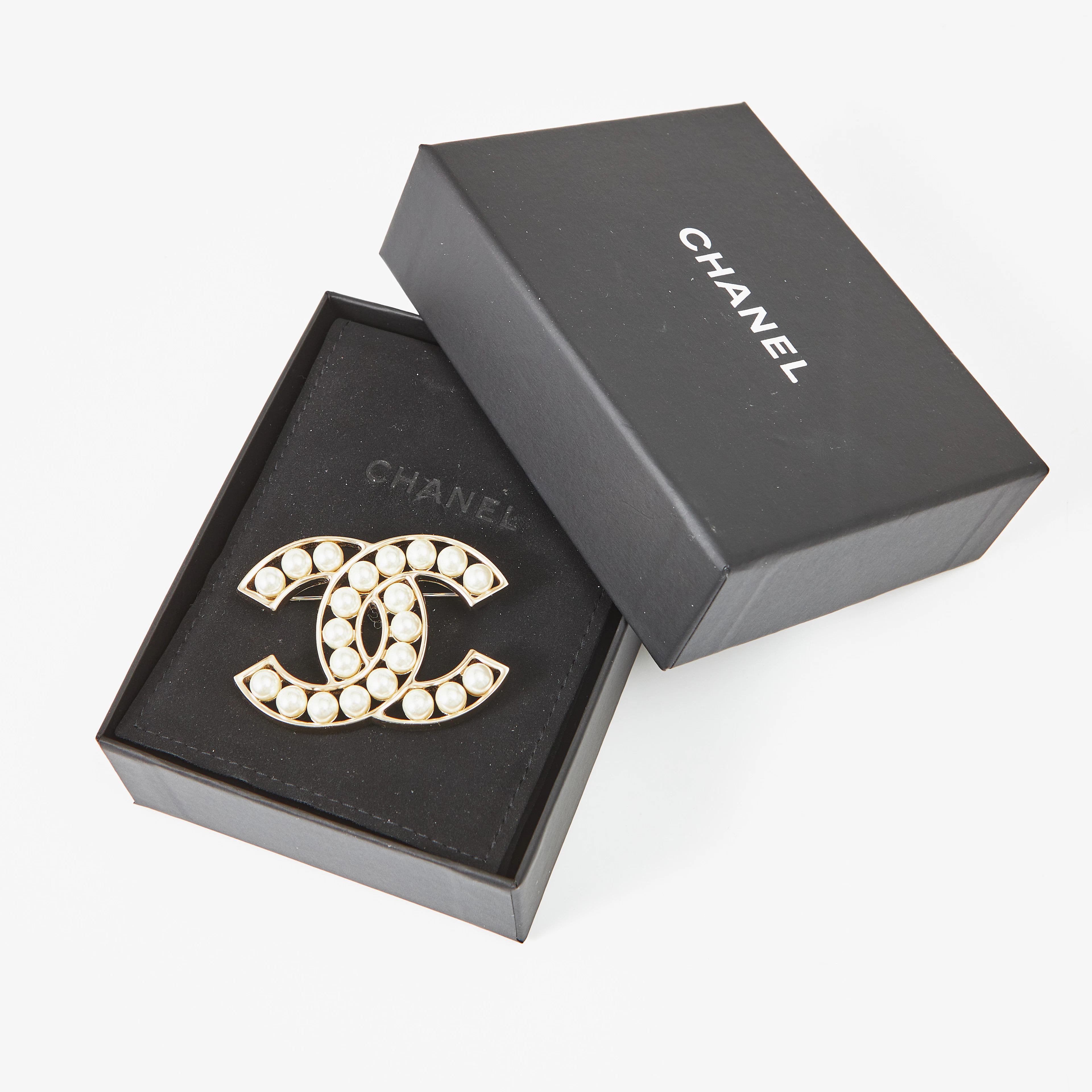 CHANEL, brosch, klassisk CC-logo med dekor av imitationspärlor, continuous