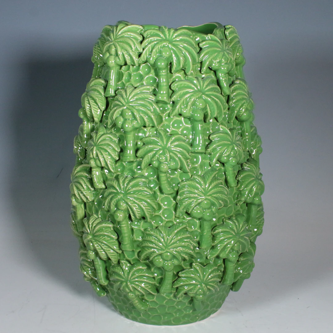 Keramikvase mit Palmenrelief.