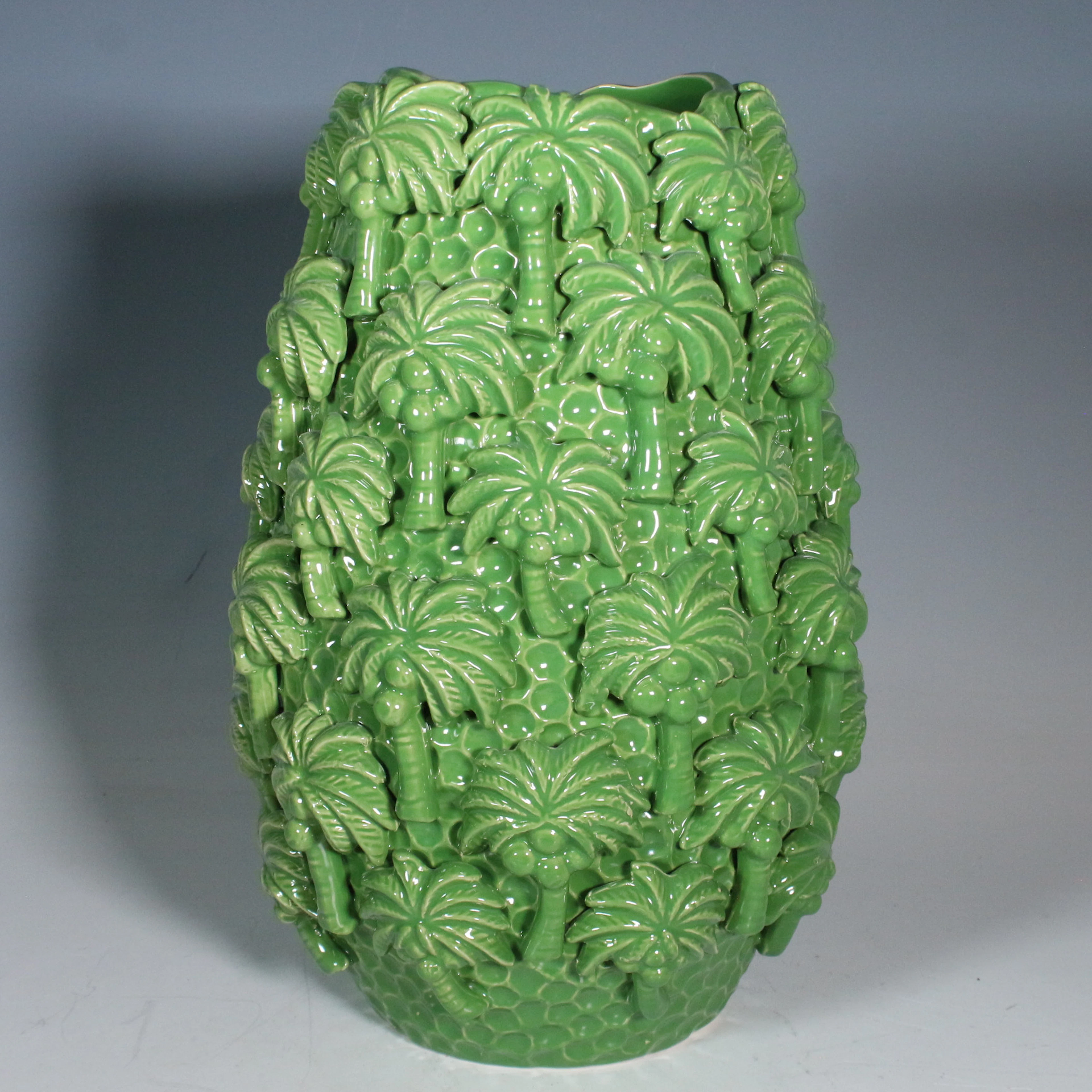 Keramikvase mit Palmenrelief.