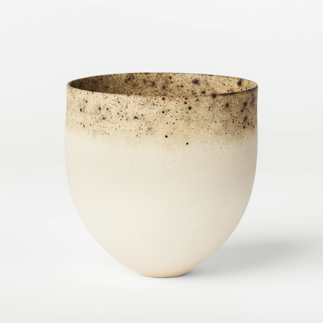 JENNIFER LEE. "Pale, speckled rim", skål, egen ateljé, Storbritannien