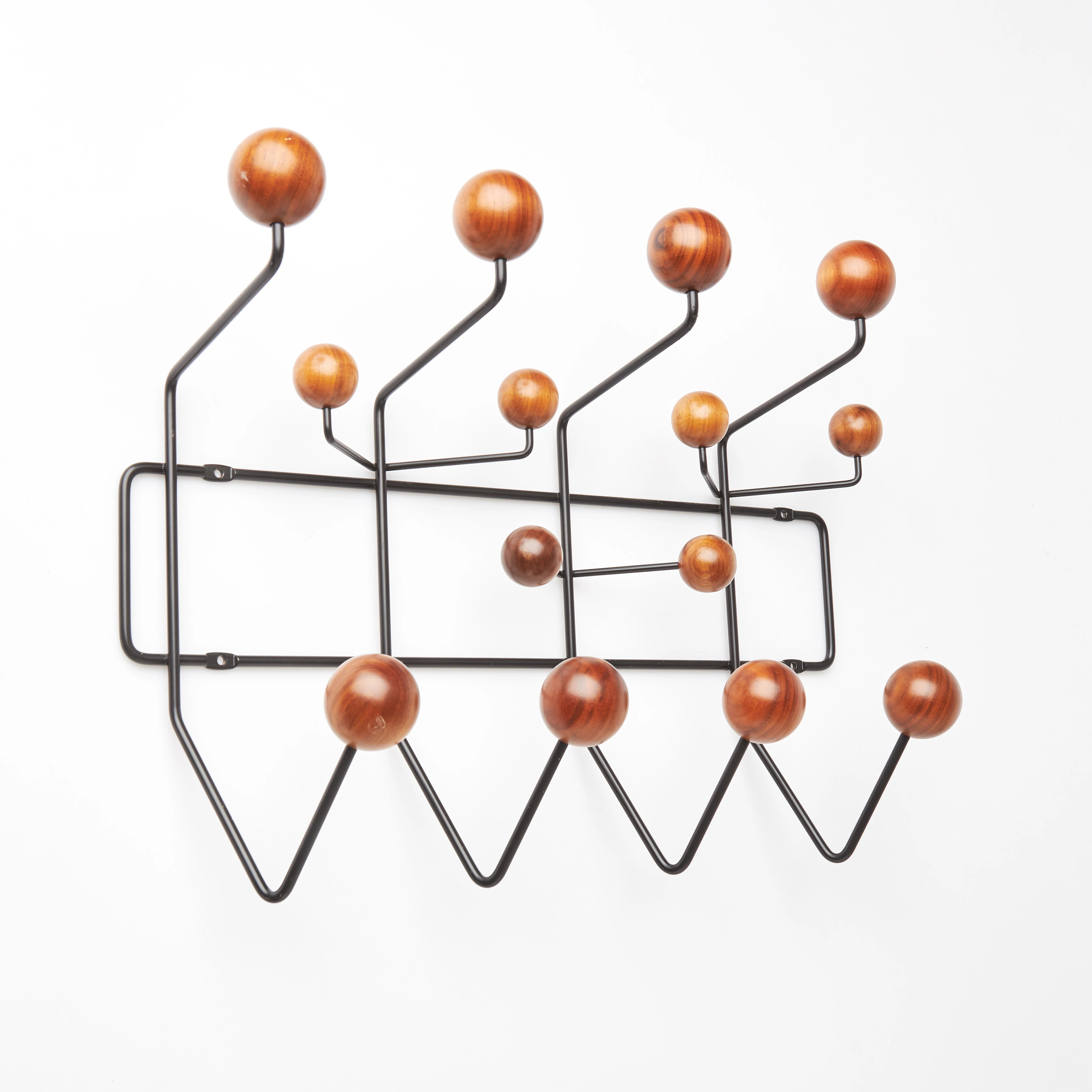 RAY & CHARLES EAMES. KLÄDHÄNGARE, "Hang it all", knoppar i valnöt