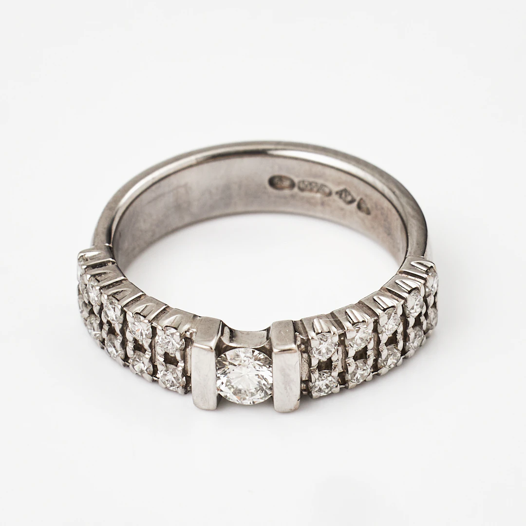 RING, 18 k vitguld, 21 briljanter totalt 0,58 ct., enligt gravyr