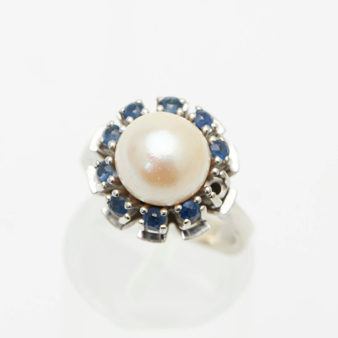 RING, 585er Weißgold, Perle, Saphire.