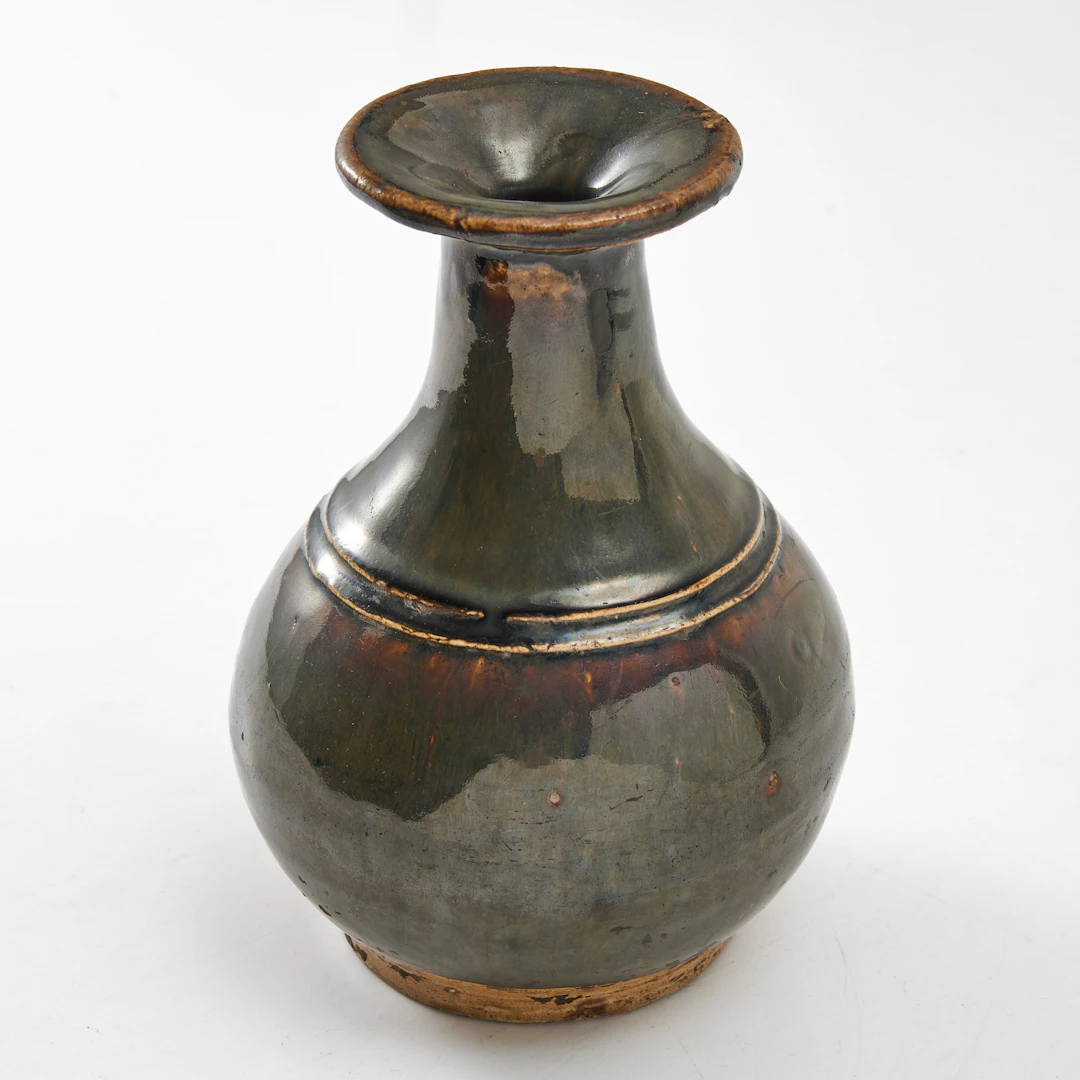 VAS, lergods, Kina, 1800-tal, efter äldre förlaga, svartbrun glasyr