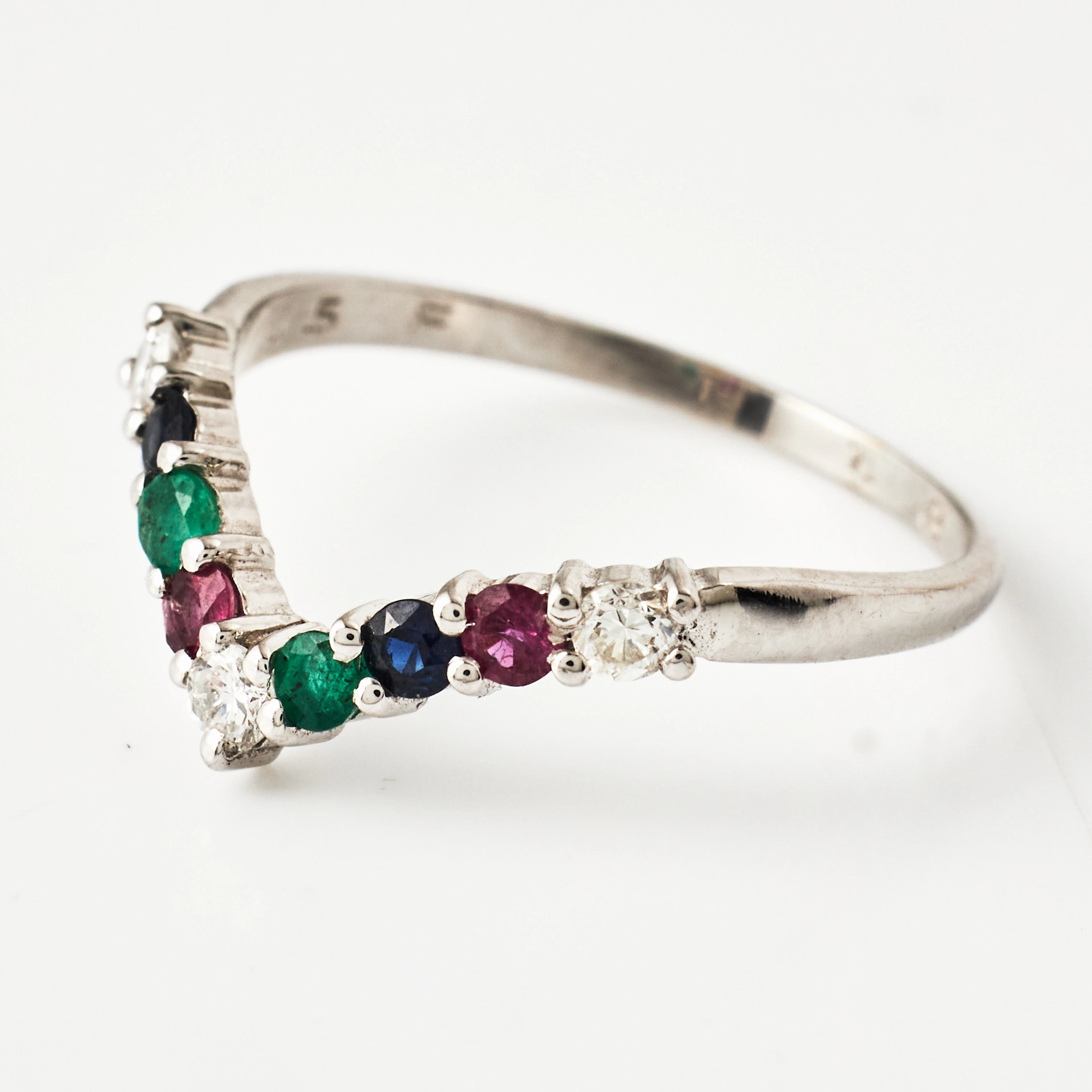 RING, 18 k vitguld, 3 briljanter totalt 0,15 ct, fasettslipade safirer