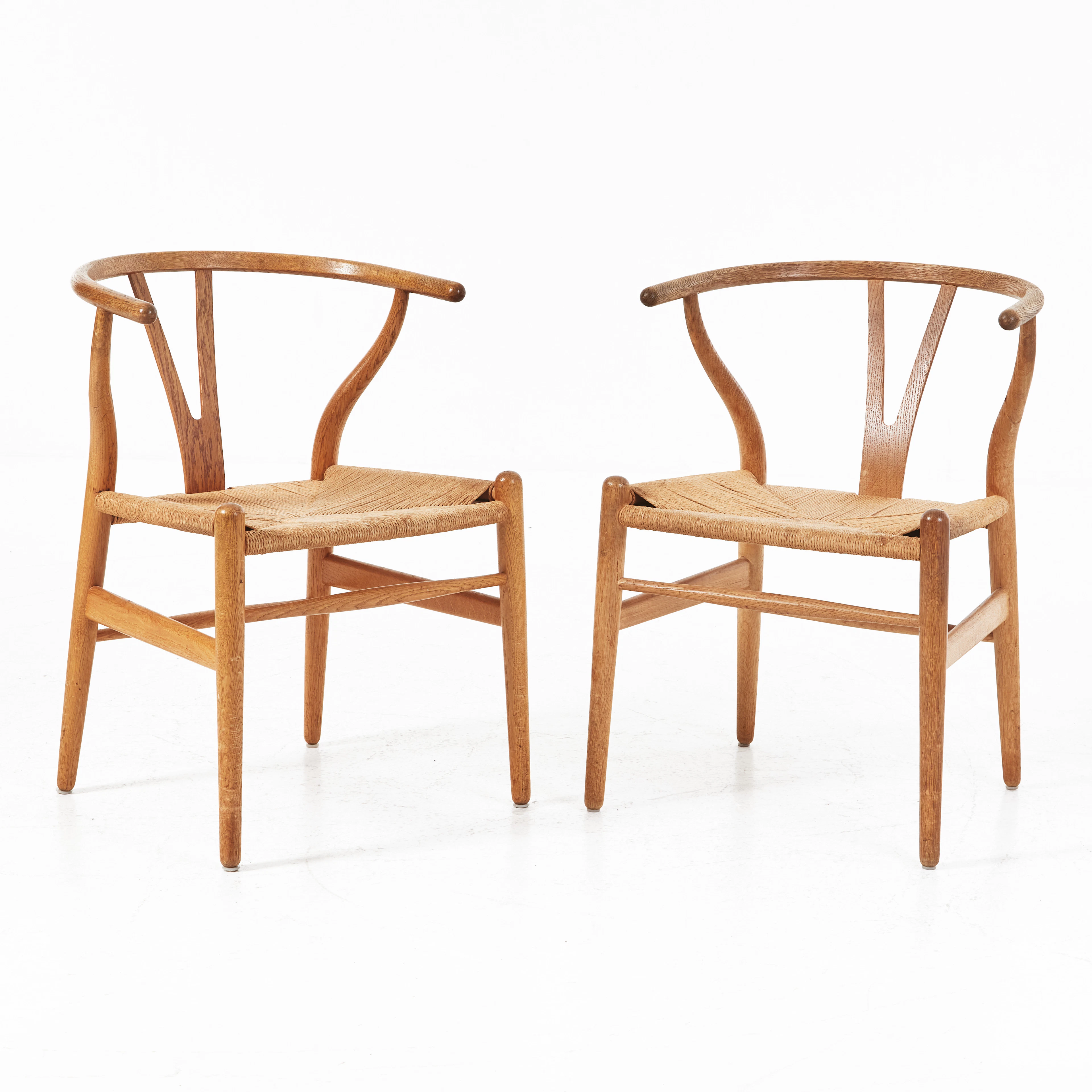 HANS J WEGNER. Karmstolar, 1 par, "Y-stolen"/CH 24", ek, Carl Hansen, Danmark.
