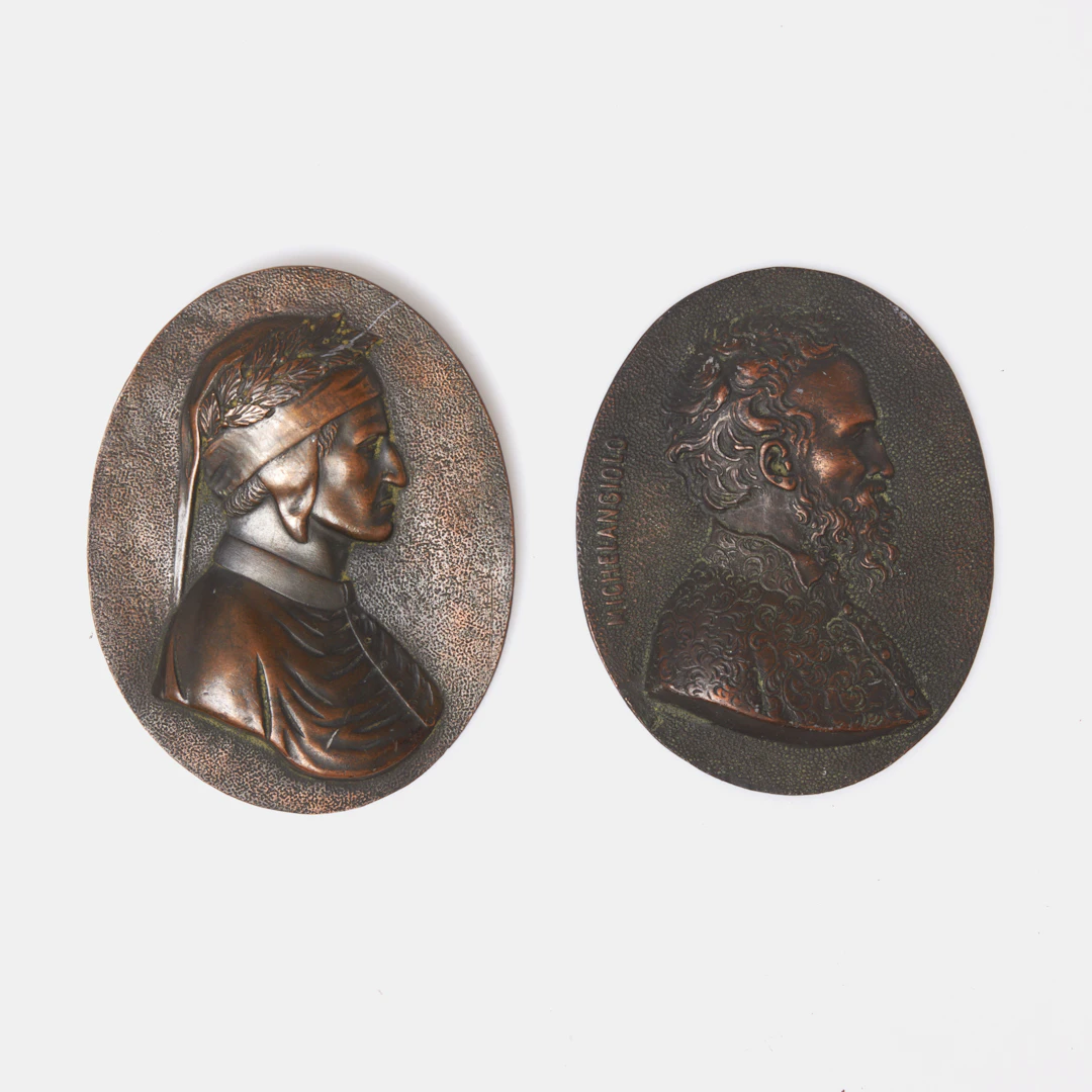 VÄGGRELIEFER, 2 st., föreställande Michelangelo samt Dante, bronspatinerad
