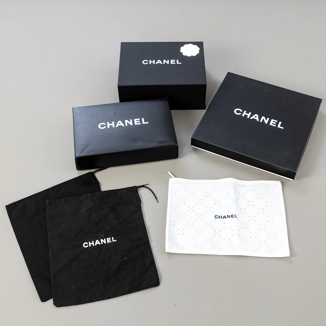 CHANEL. 3 Verpackungen und 3 Staubbeutel (6).