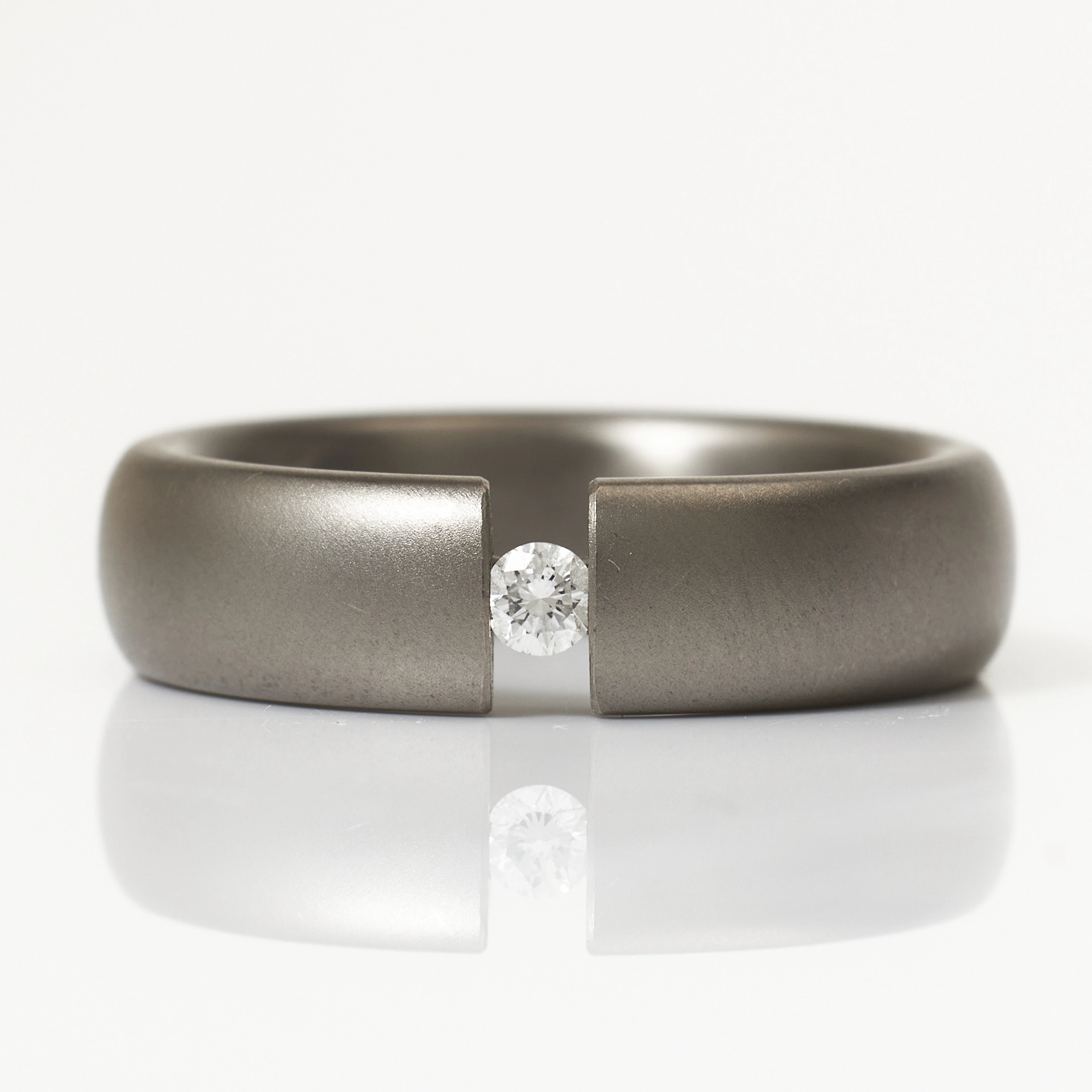 RING, titan, briljant 0,09 ct., enligt gravyr.
