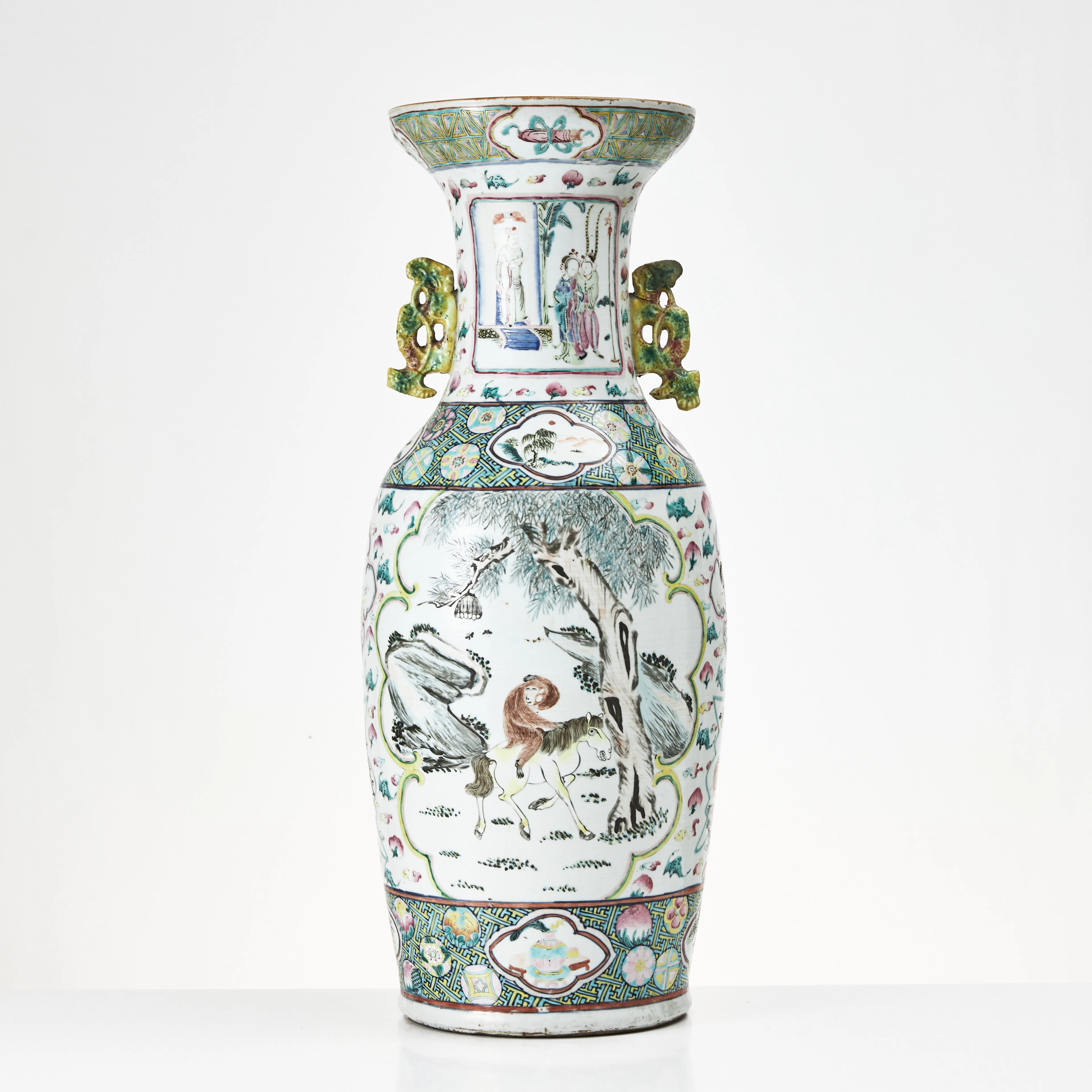 GOLVVAS, porslin, Kina, 1900-talets början, balusterformad, med hänklar.