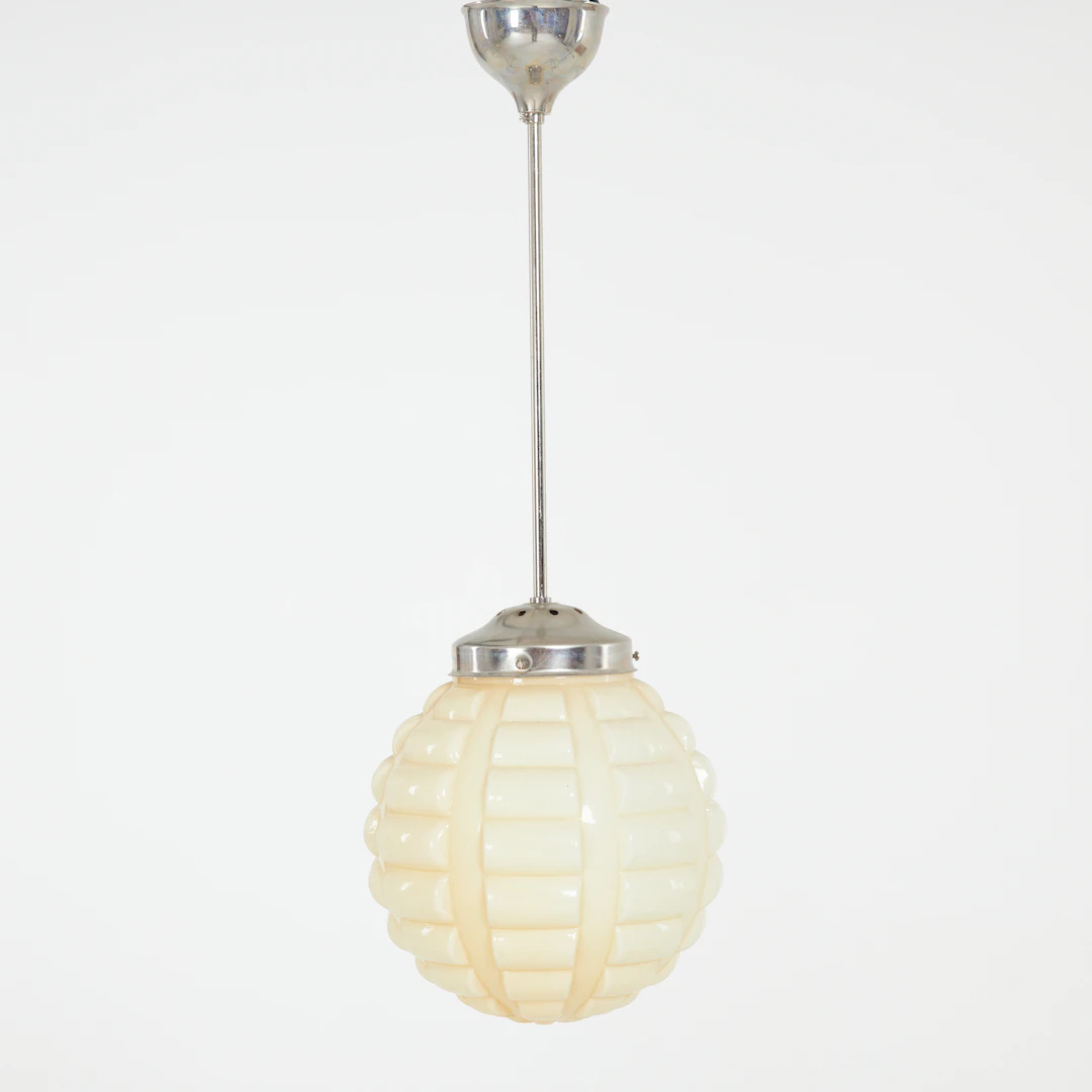 TAKLAMPA. 193040-tal, kupa i pressat glas, senare armatur.