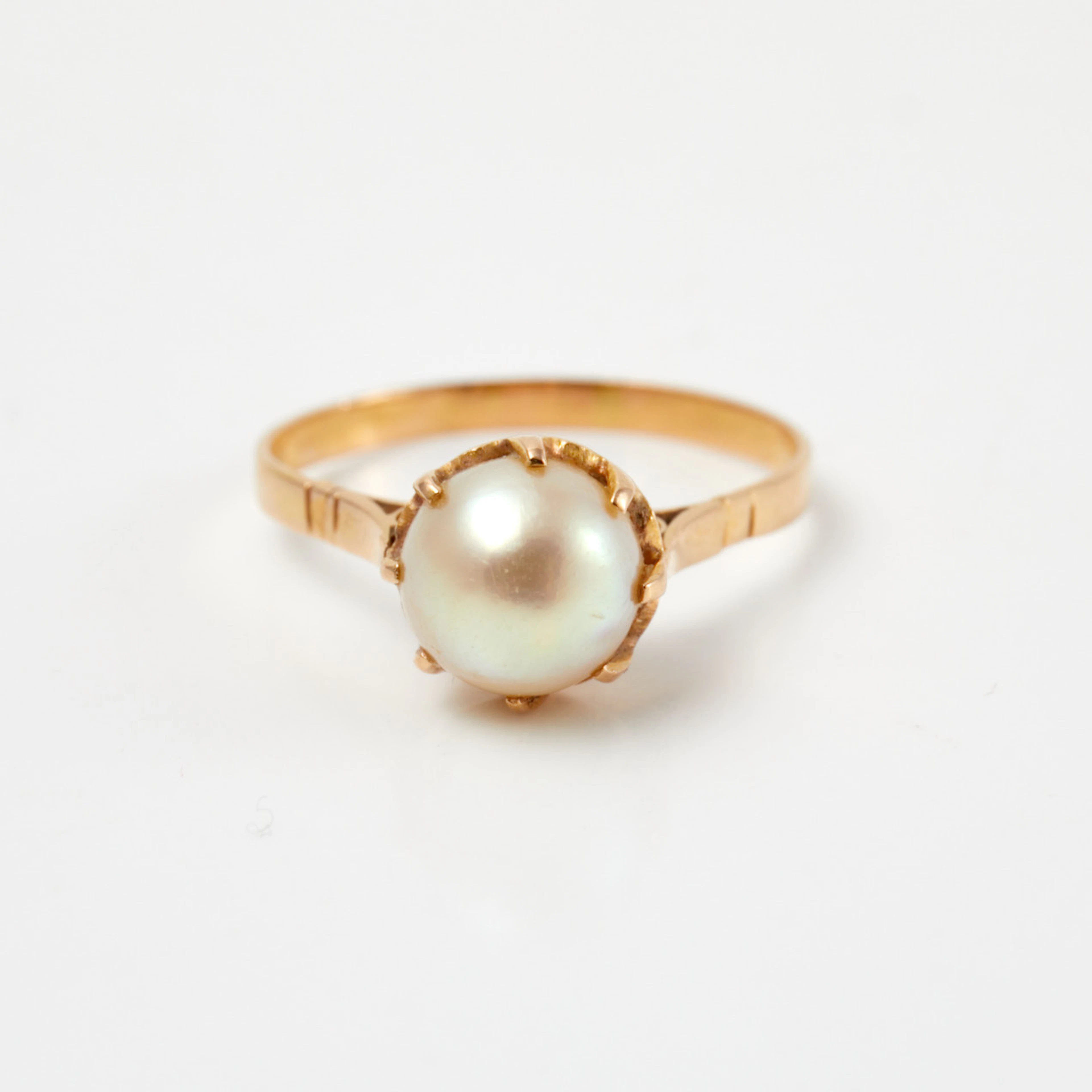 RING, 18 k guld, en odlad saltvattenspärla, utländska stämplar.