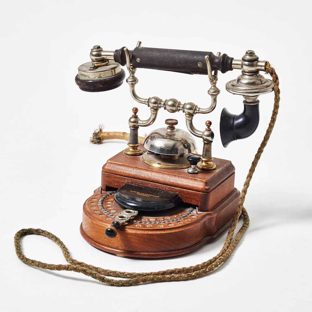 BORDSTELEFON, L.M. Ericsson & Co. Stockholm, modell HA 250, med handmikrotelefon