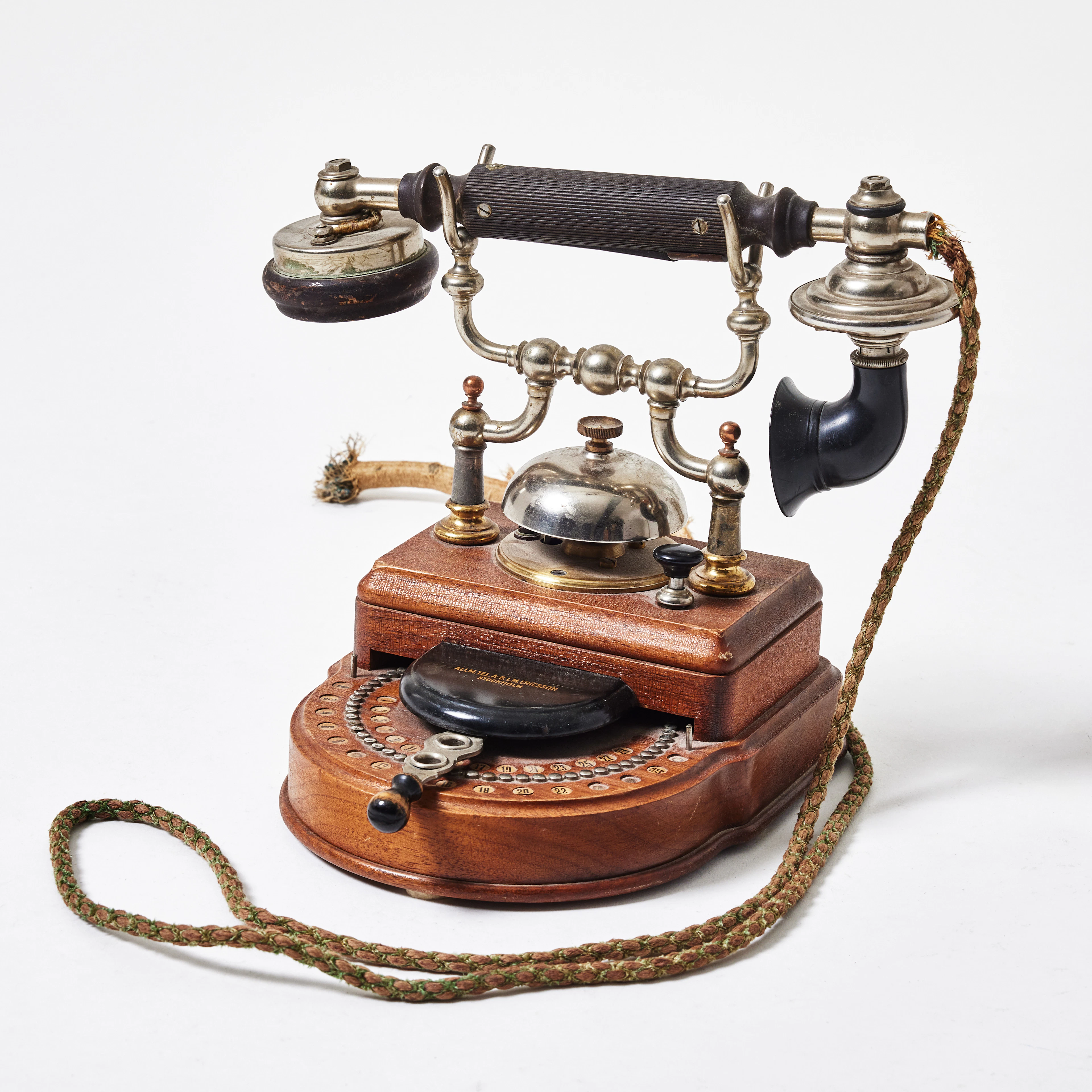 BORDSTELEFON, L.M. Ericsson & Co. Stockholm, modell HA 250, med handmikrotelefon