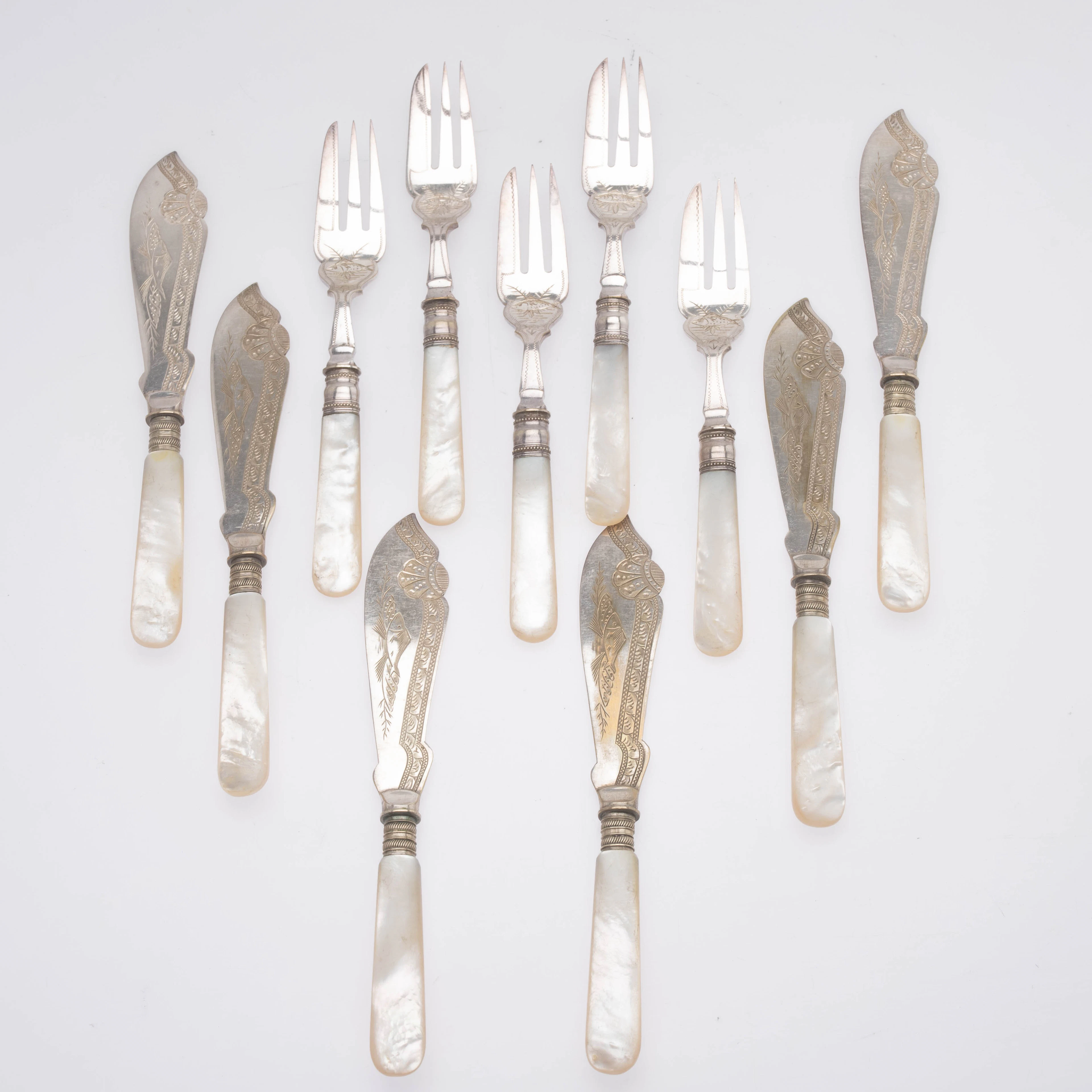 Kleines Fischbesteck mit Perlmuttgriffen, versilbert, England, 20. Jh. (11).