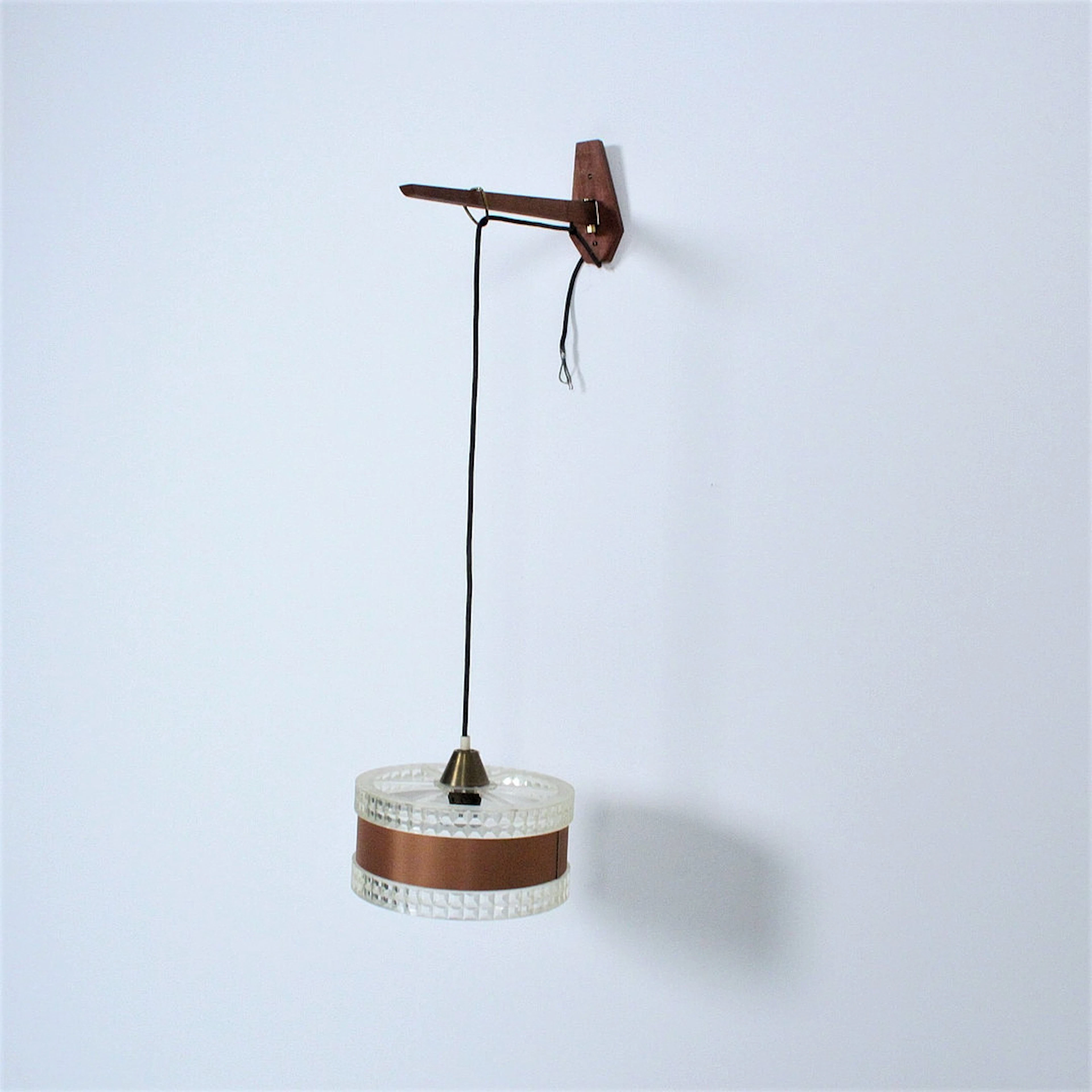 Wandleuchten der 1970er, Teak, Kunststoff.